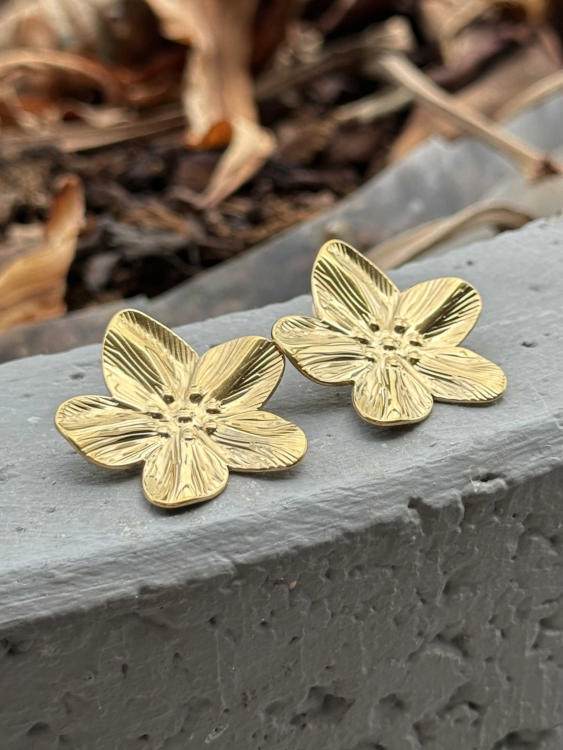 Elizabeth - Guldiga blomster örhängen