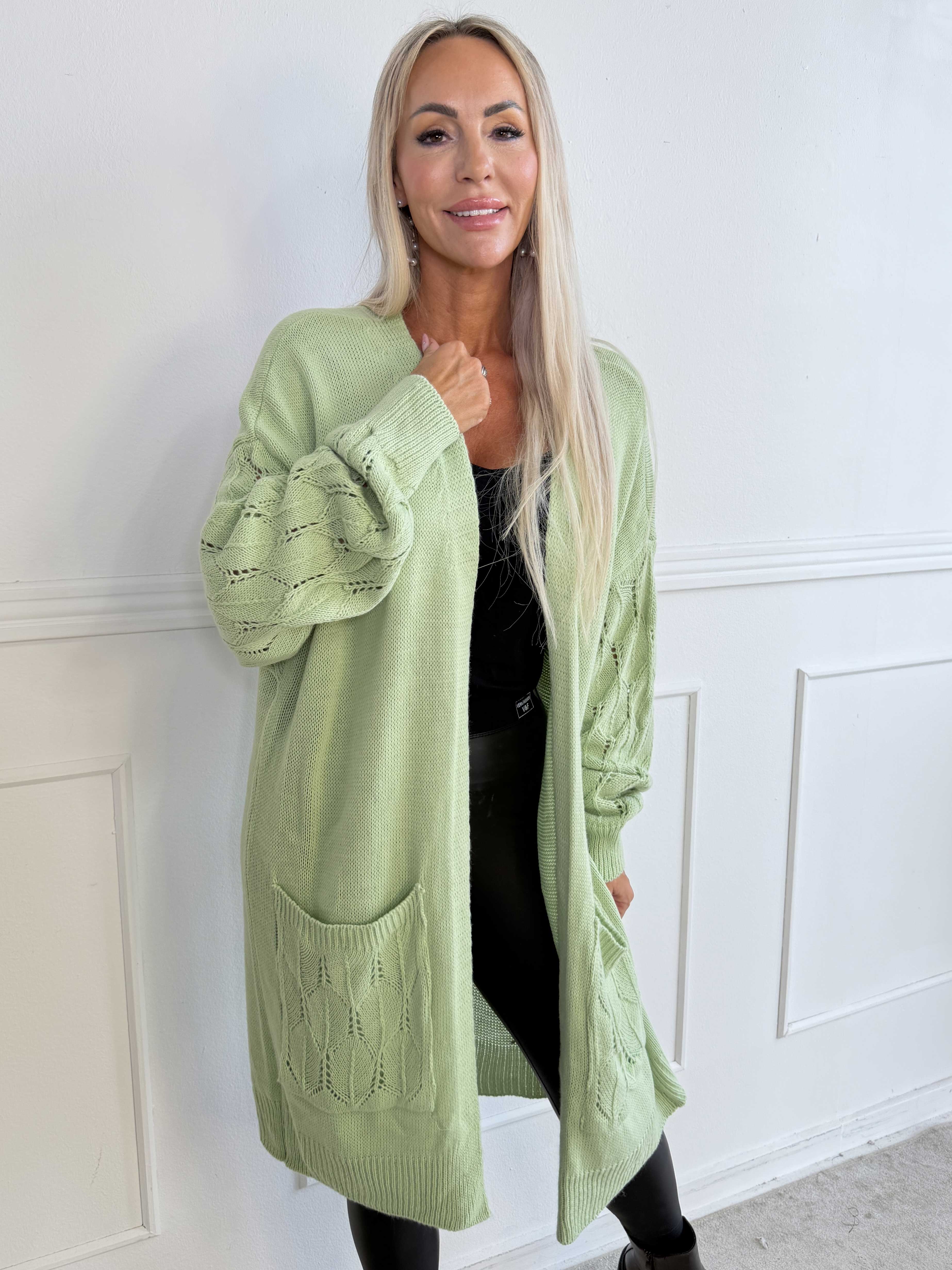 Elizabeth - Lang strikcardigan med fint hulmønster på ærmerne