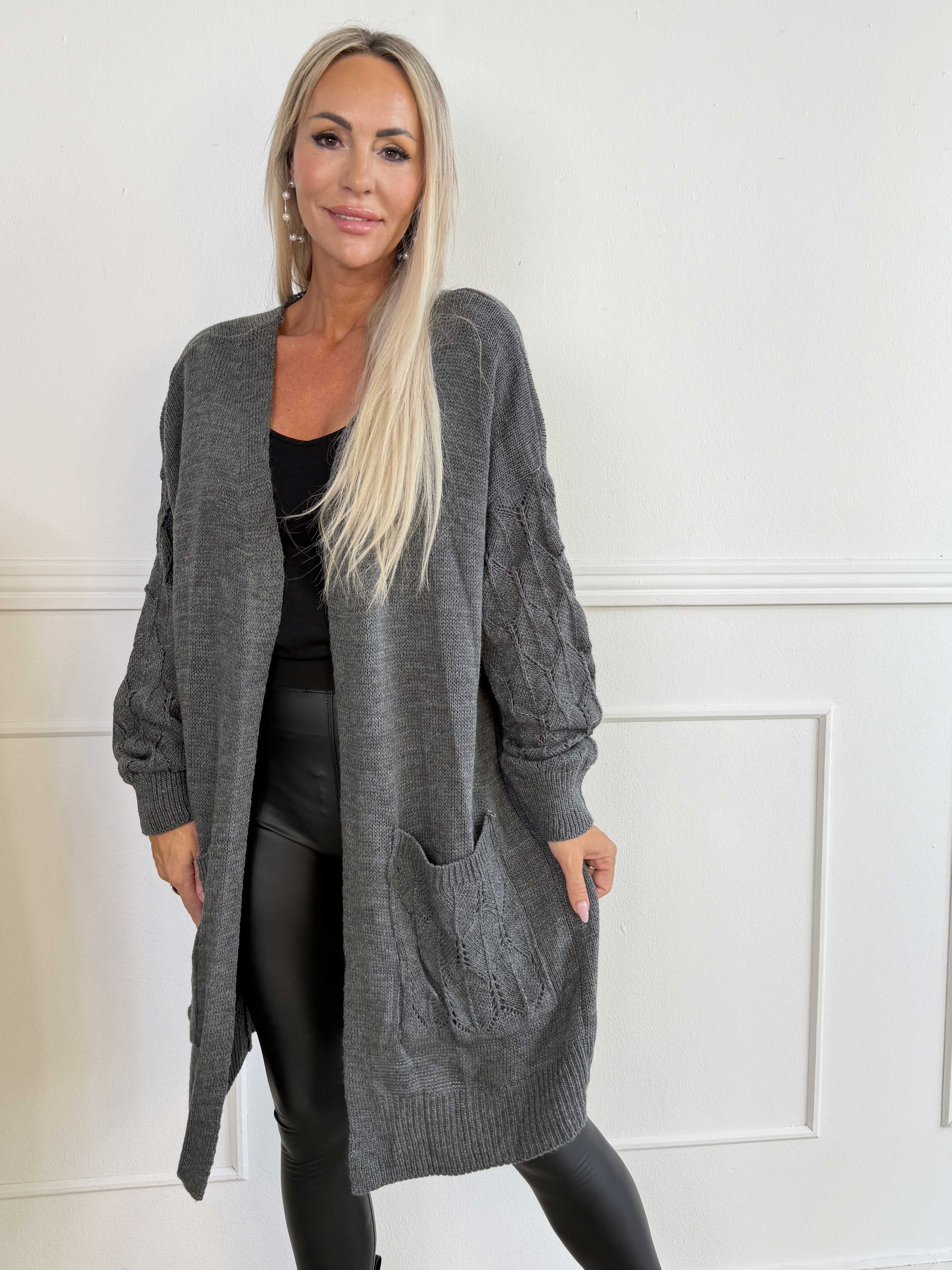 Elizabeth - Lang strikcardigan med fint hulmønster på ærmerne