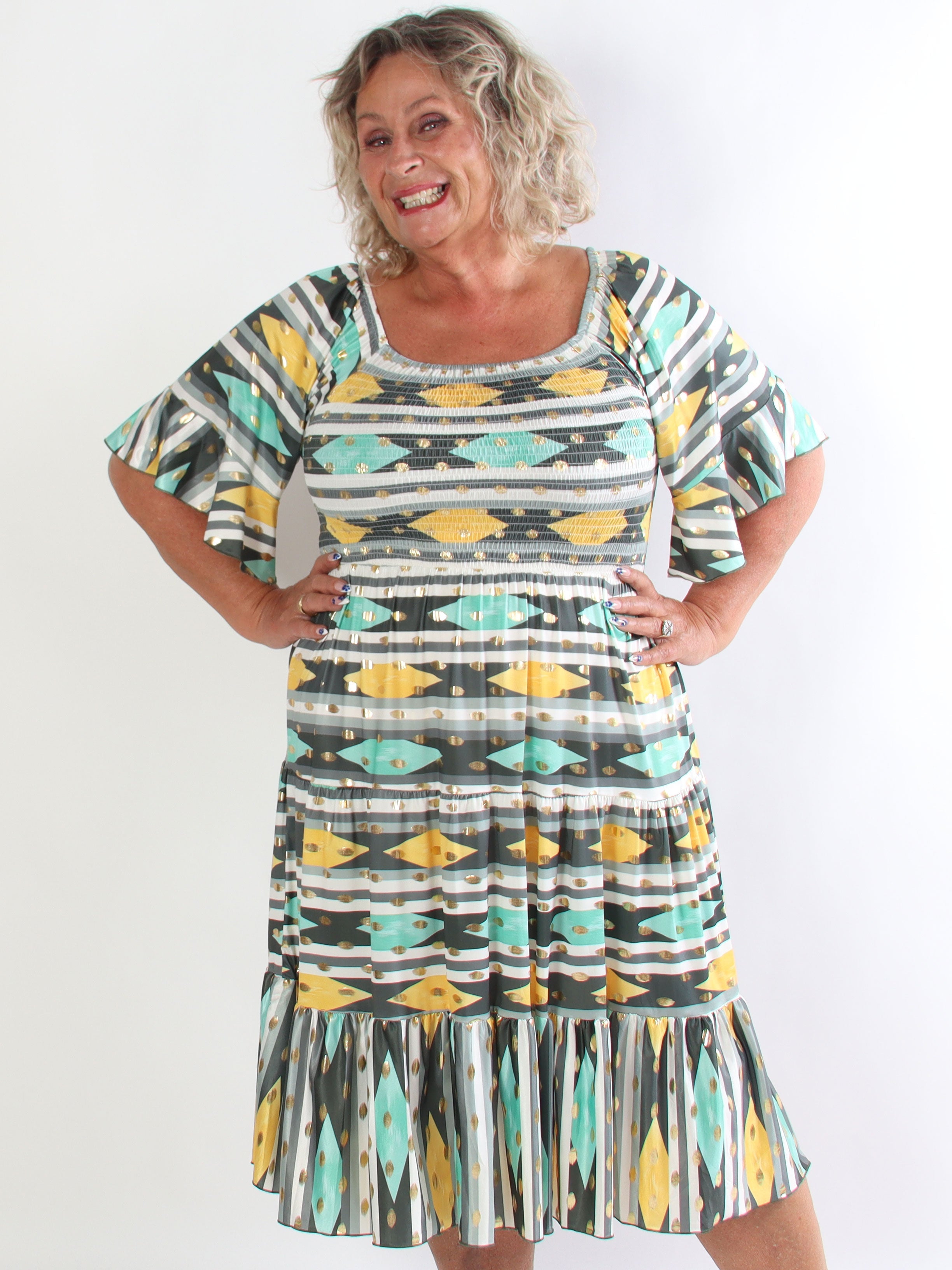 Elna Festive Midi - Plus size kjole i flerfarvet mønster, guld dutter og smock henover brystet