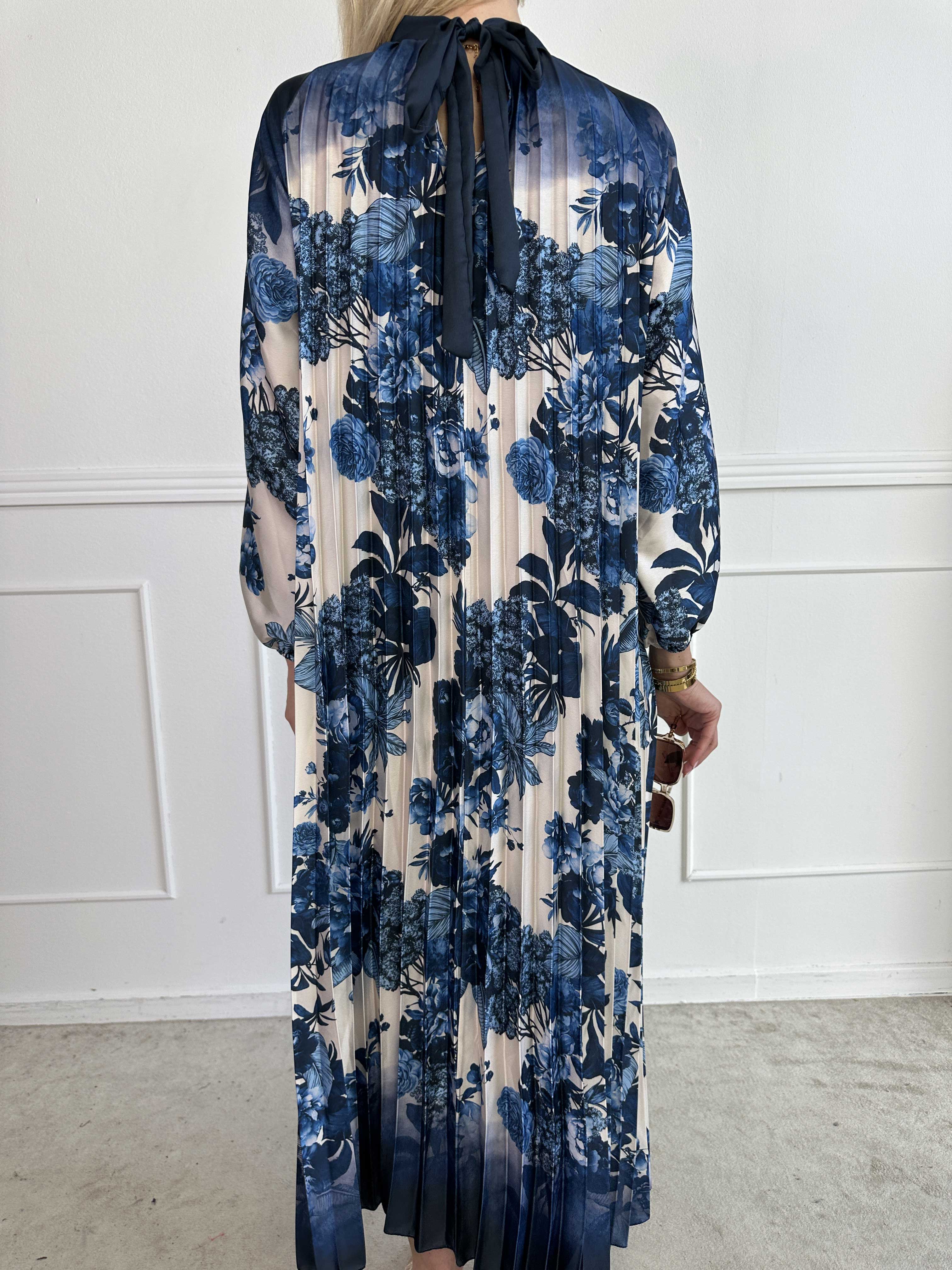 Eloise - Lang kjole i satin med blomsterprint og plisseringer