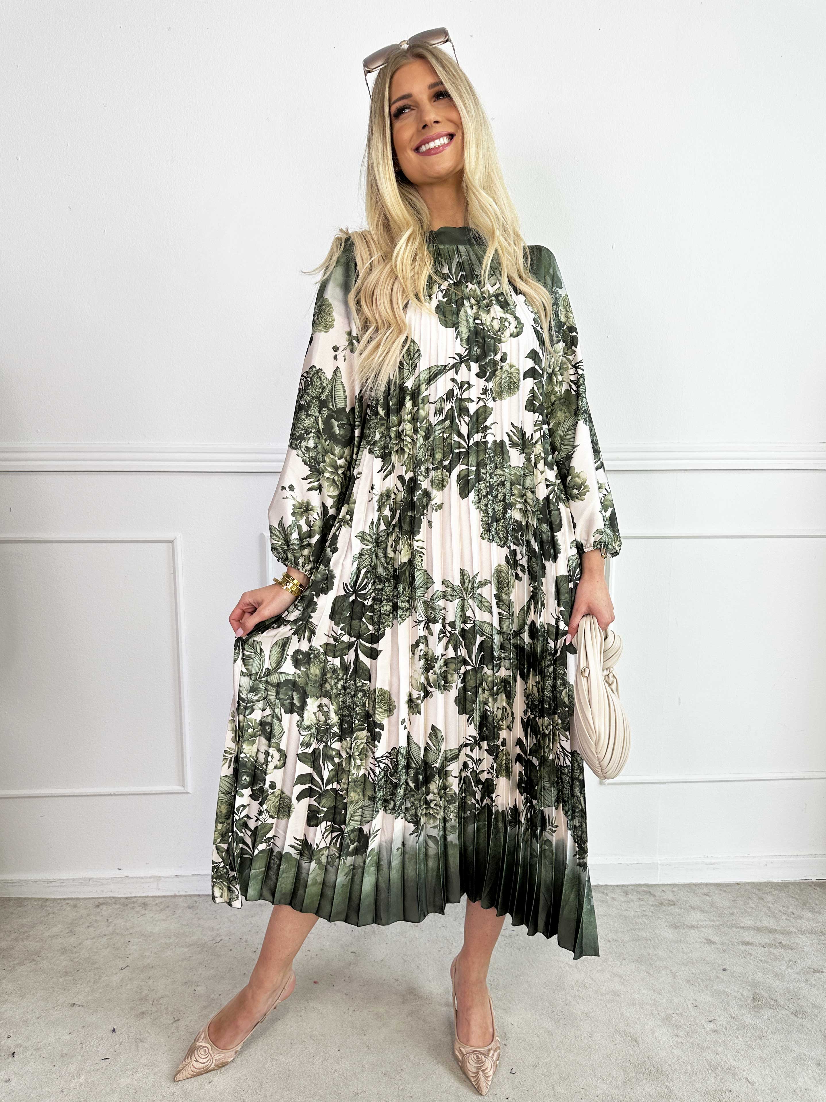 Eloise - Lang kjole i satin med blomsterprint og plisseringer