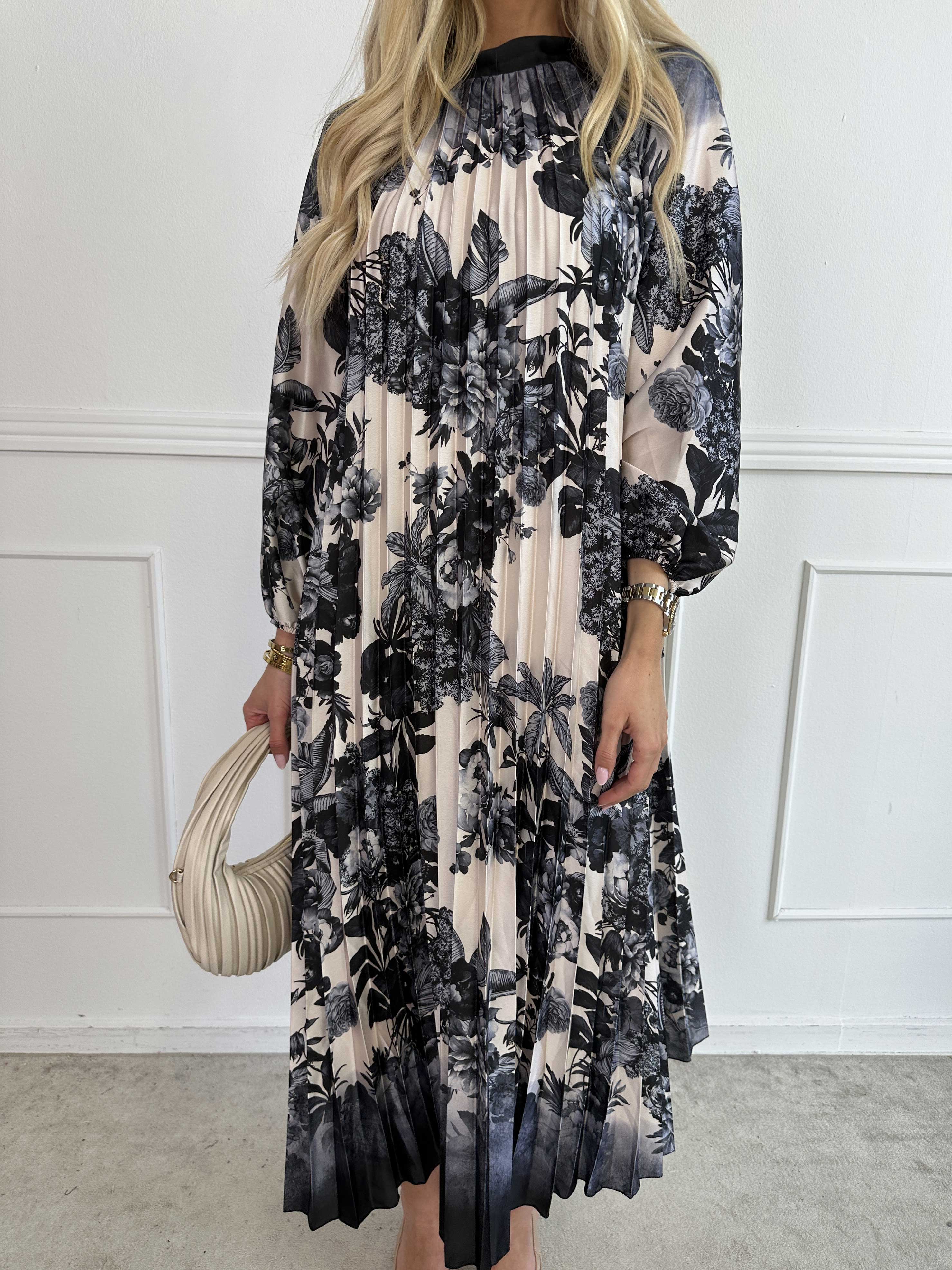 Eloise - Lang kjole i satin med blomsterprint og plisseringer