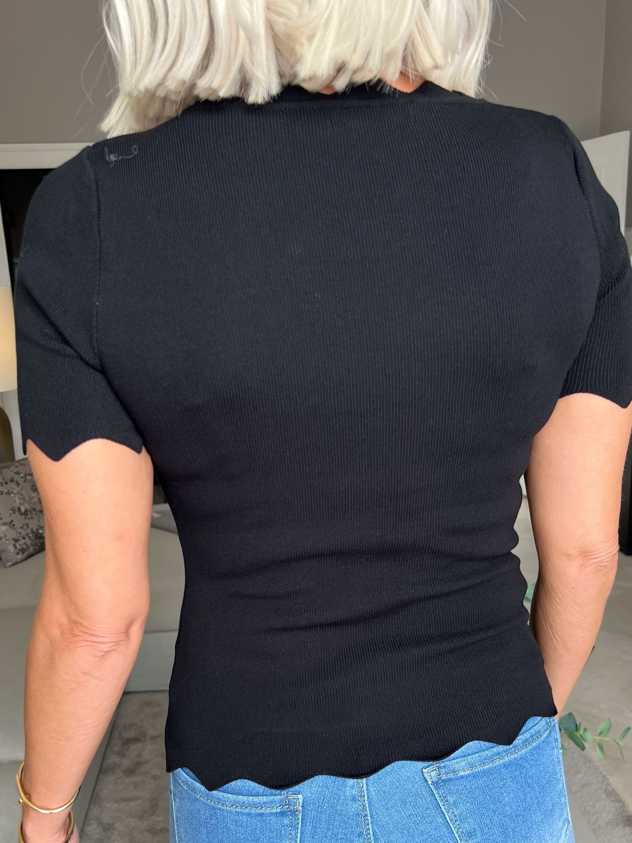 Elvira - Åtsittande elastisk blus i viskos med kantad skärning