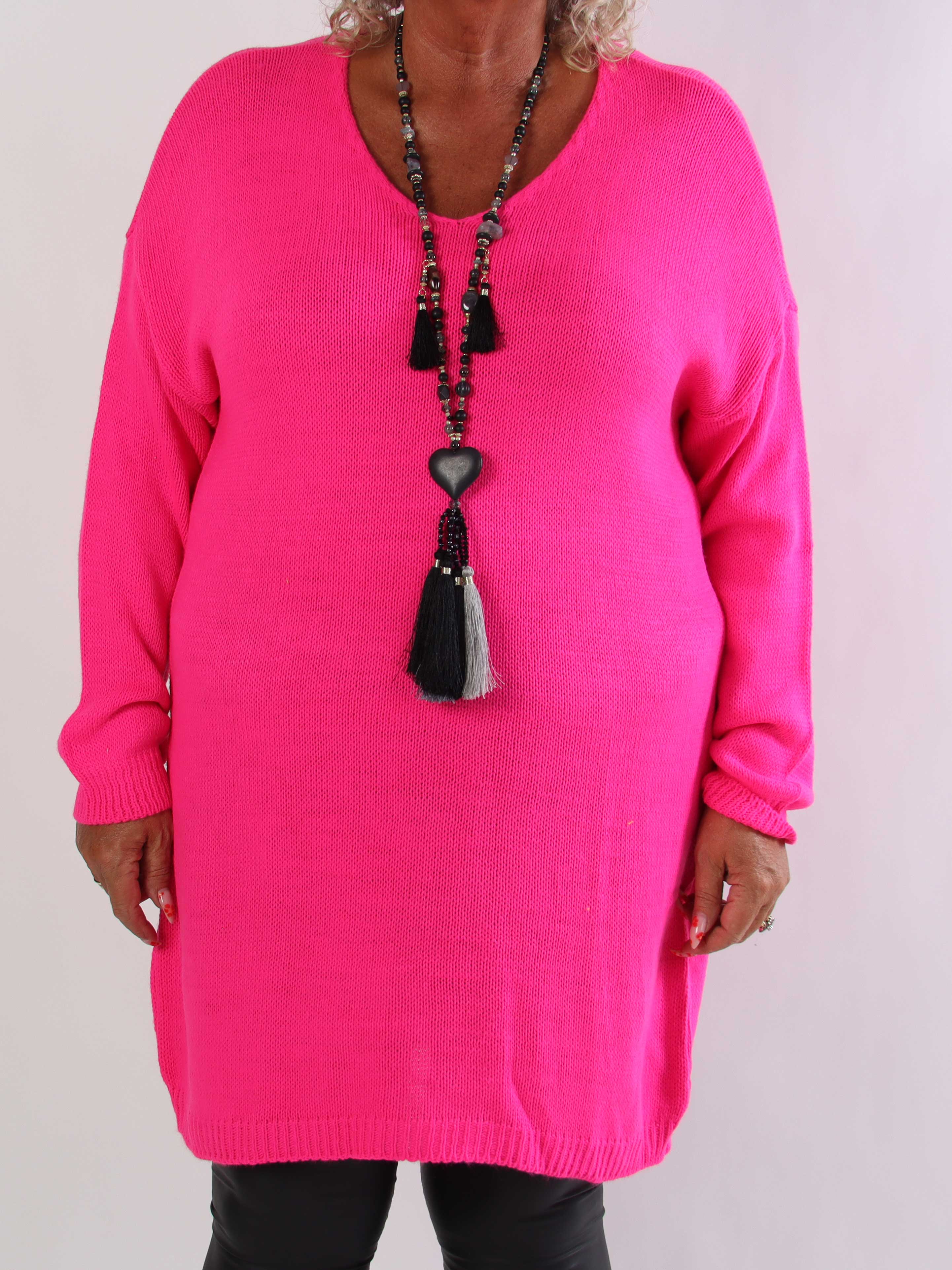 Estelle - Plus size strikkjole med feminin v-udskæring