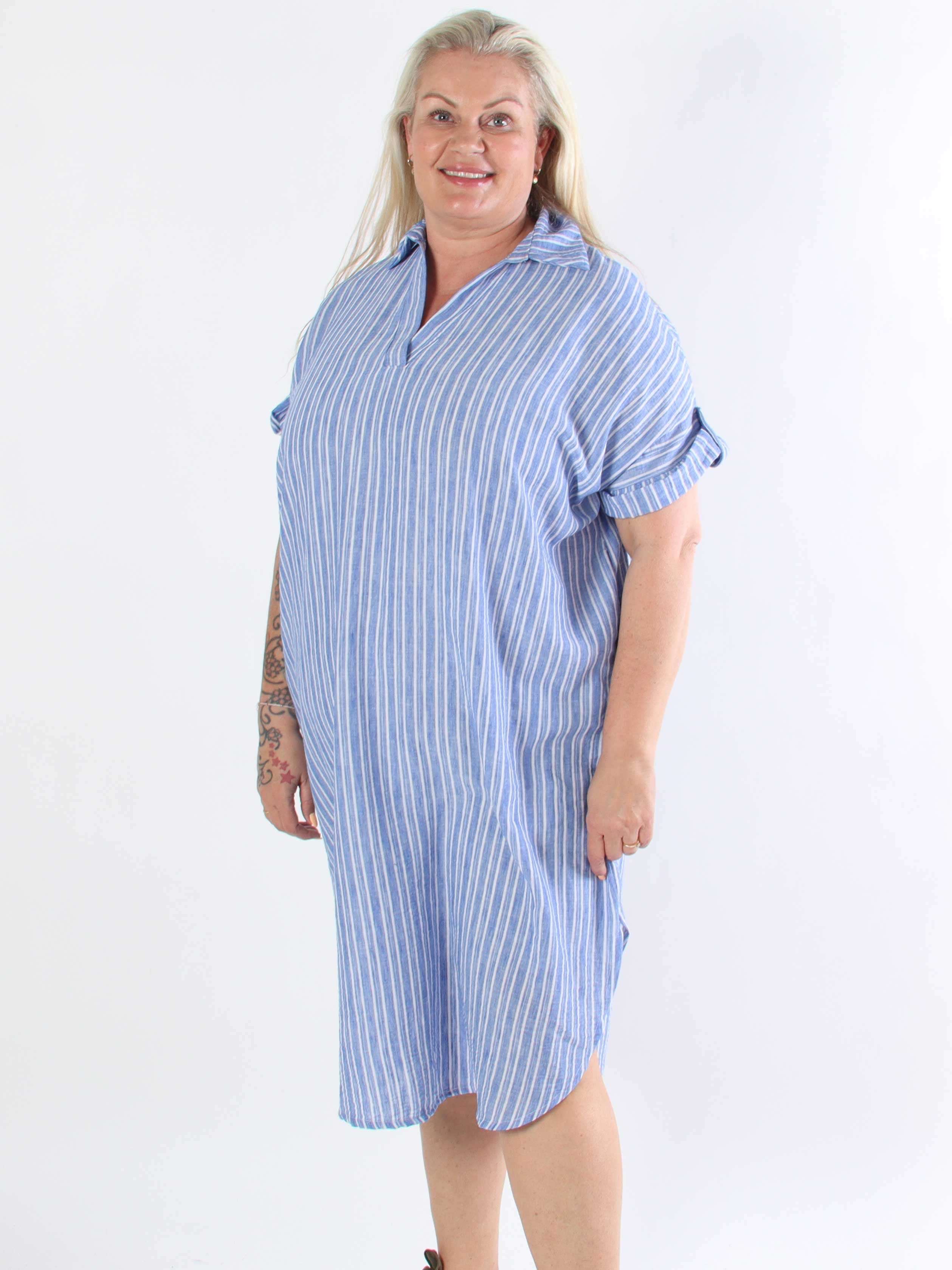 Evelyn - Randig plus size tunikaklänning med skjortkrage