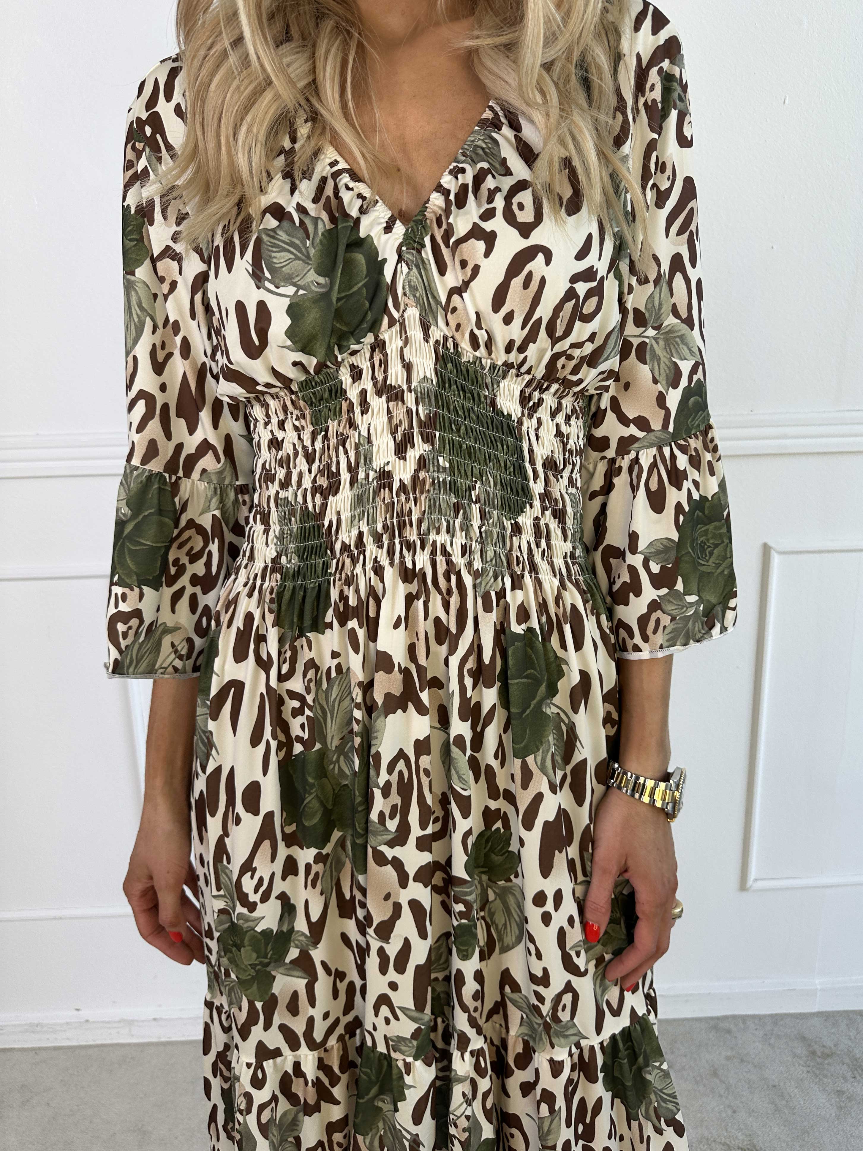 Flora Leo - Söt klänning med elastiskt tyg och smockad midja