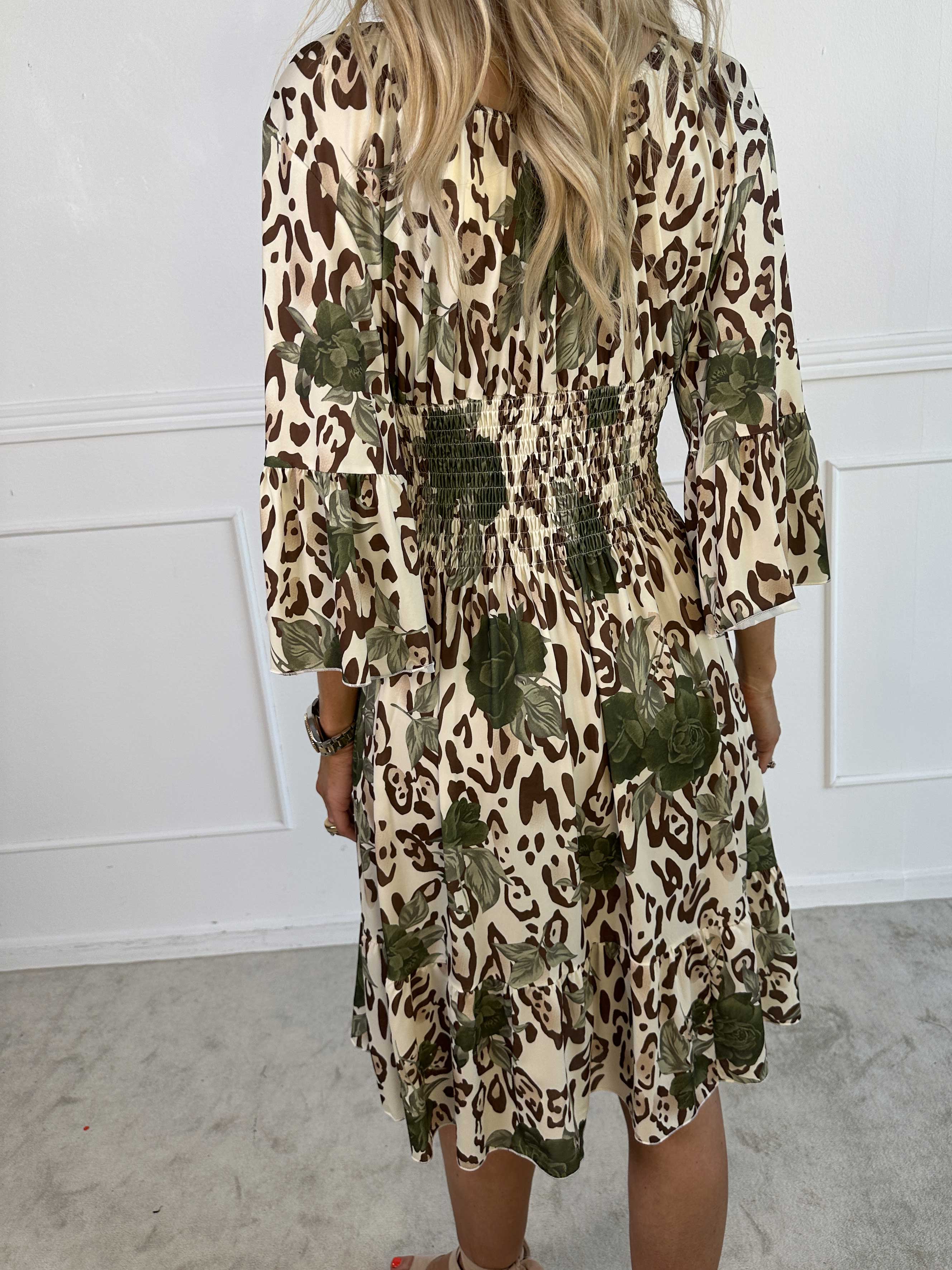 Flora Leo - Söt klänning med elastiskt tyg och smockad midja