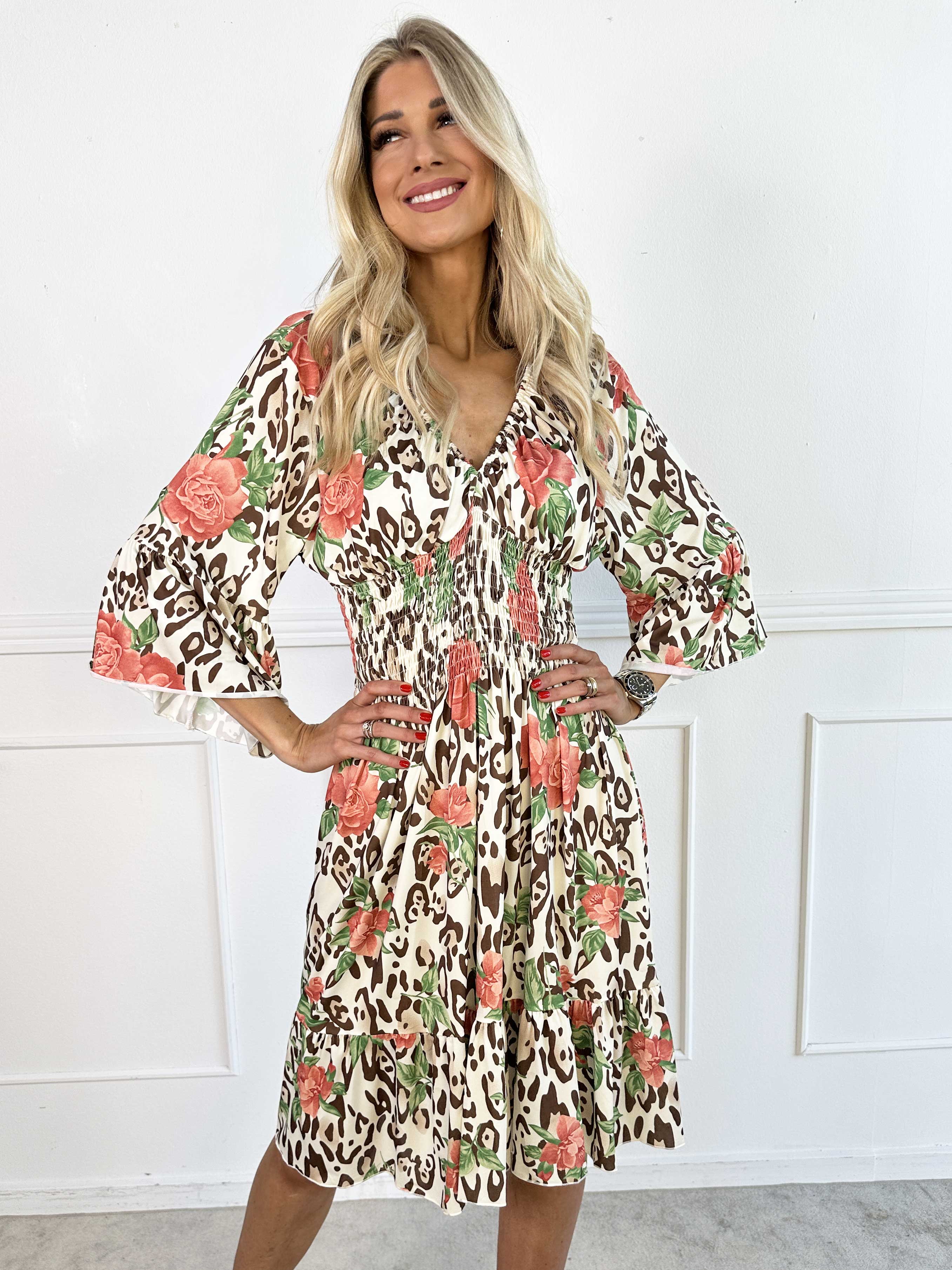 Flora Leo - Söt klänning med elastiskt tyg och smockad midja