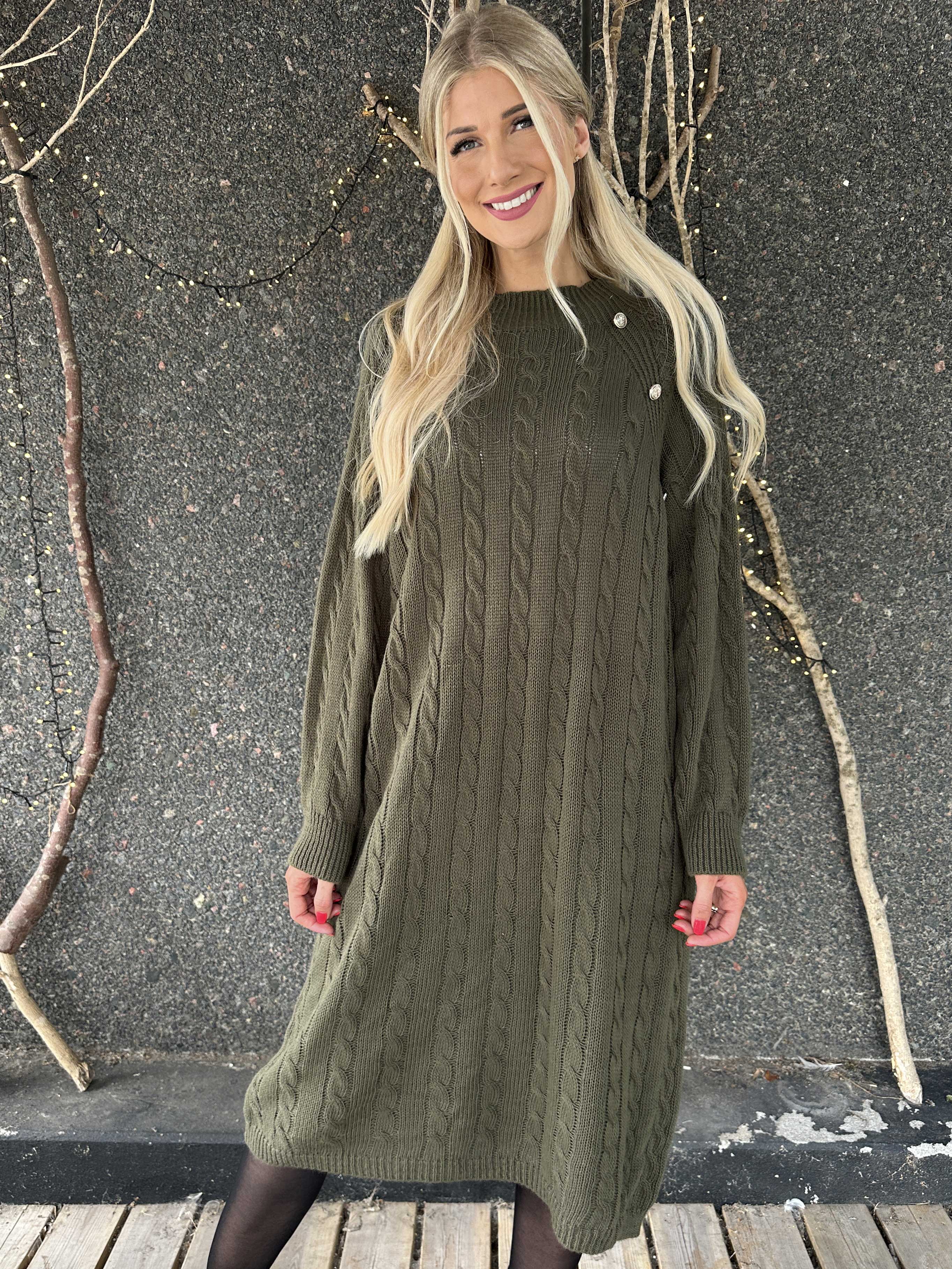 Floresta - Kabelstickad klänning med guldfärgade knappar och turtleneck