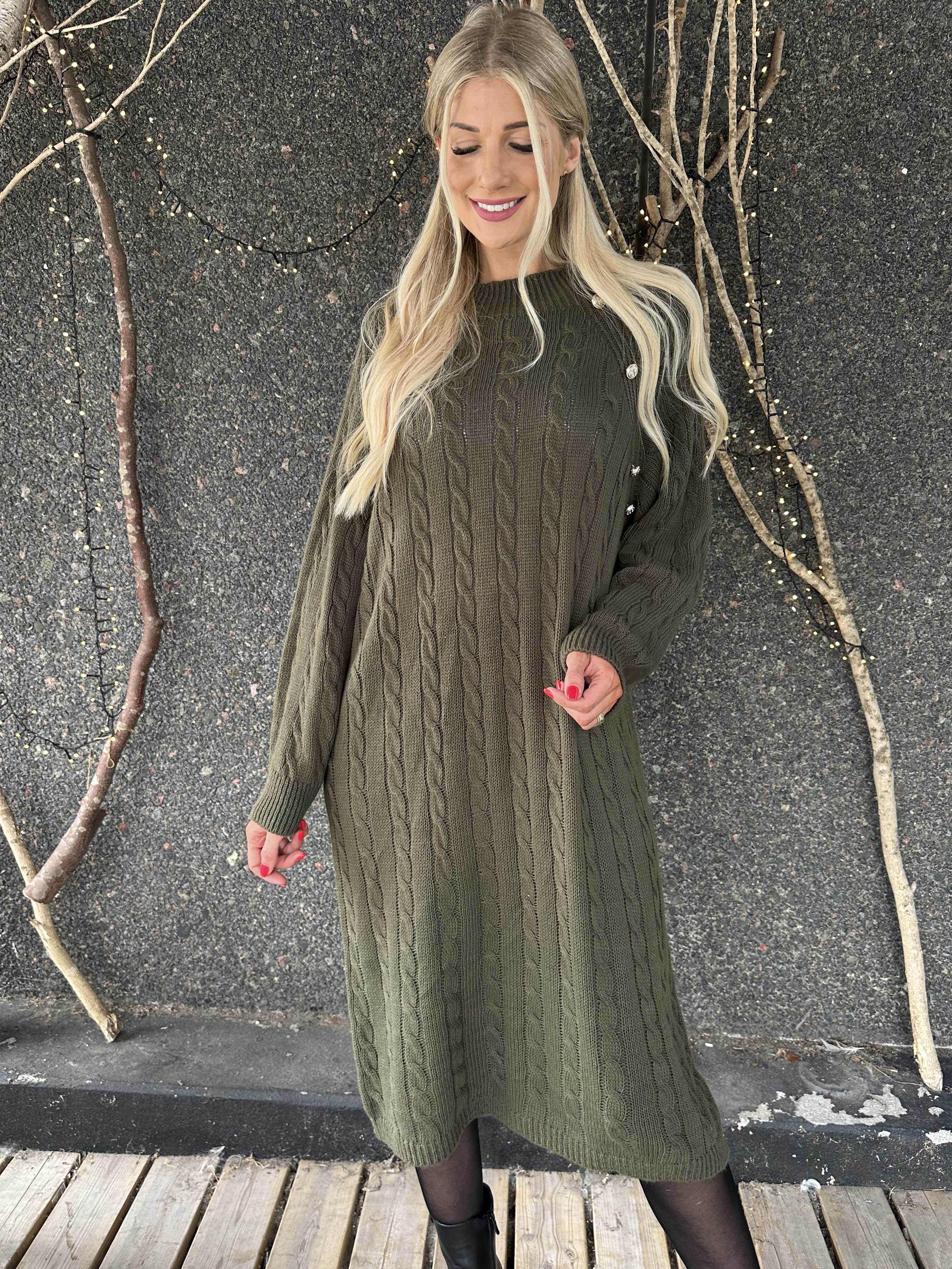 Floresta - Kabelstickad klänning med guldfärgade knappar och turtleneck