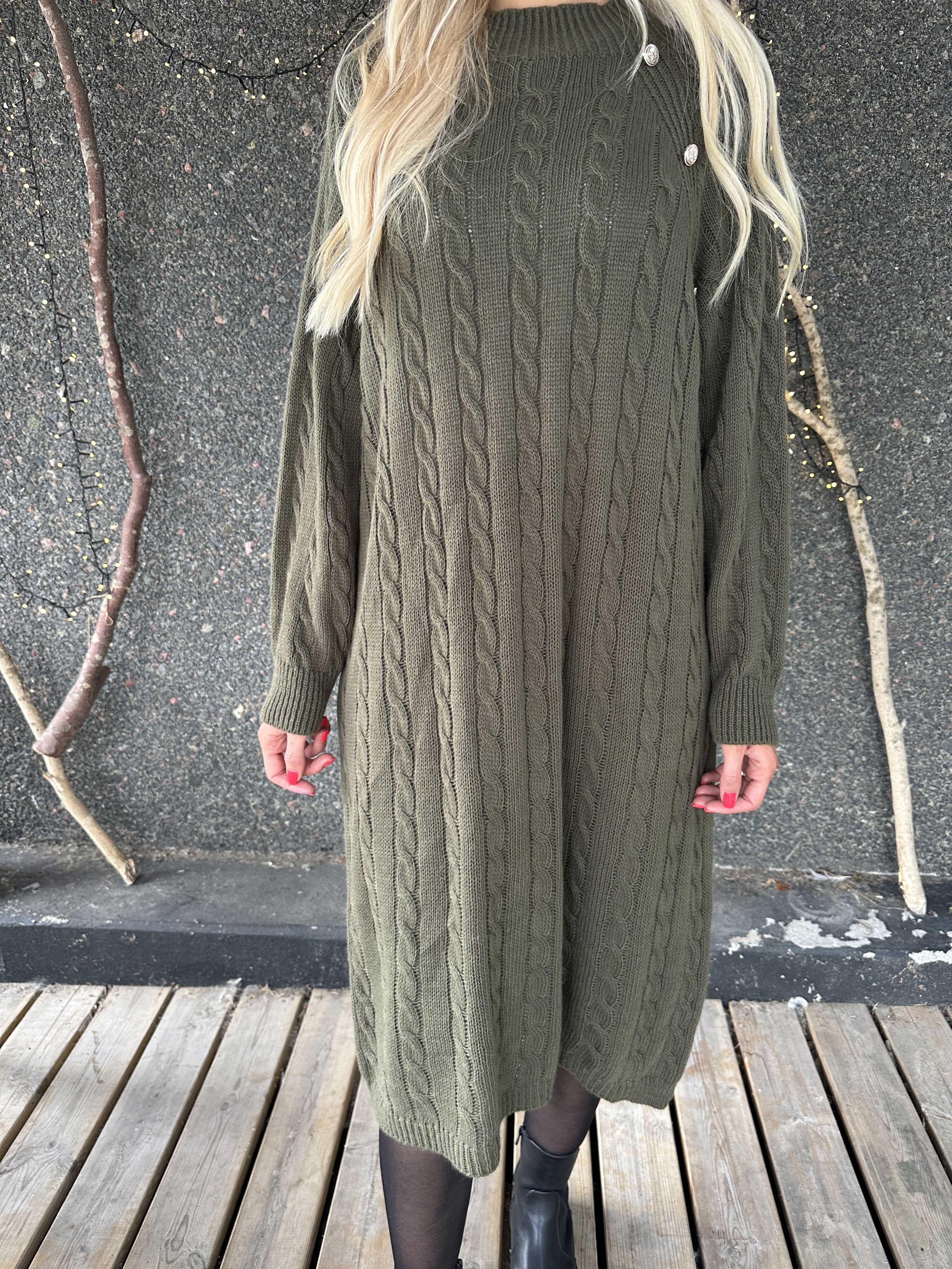 Floresta - Kabelstickad klänning med guldfärgade knappar och turtleneck