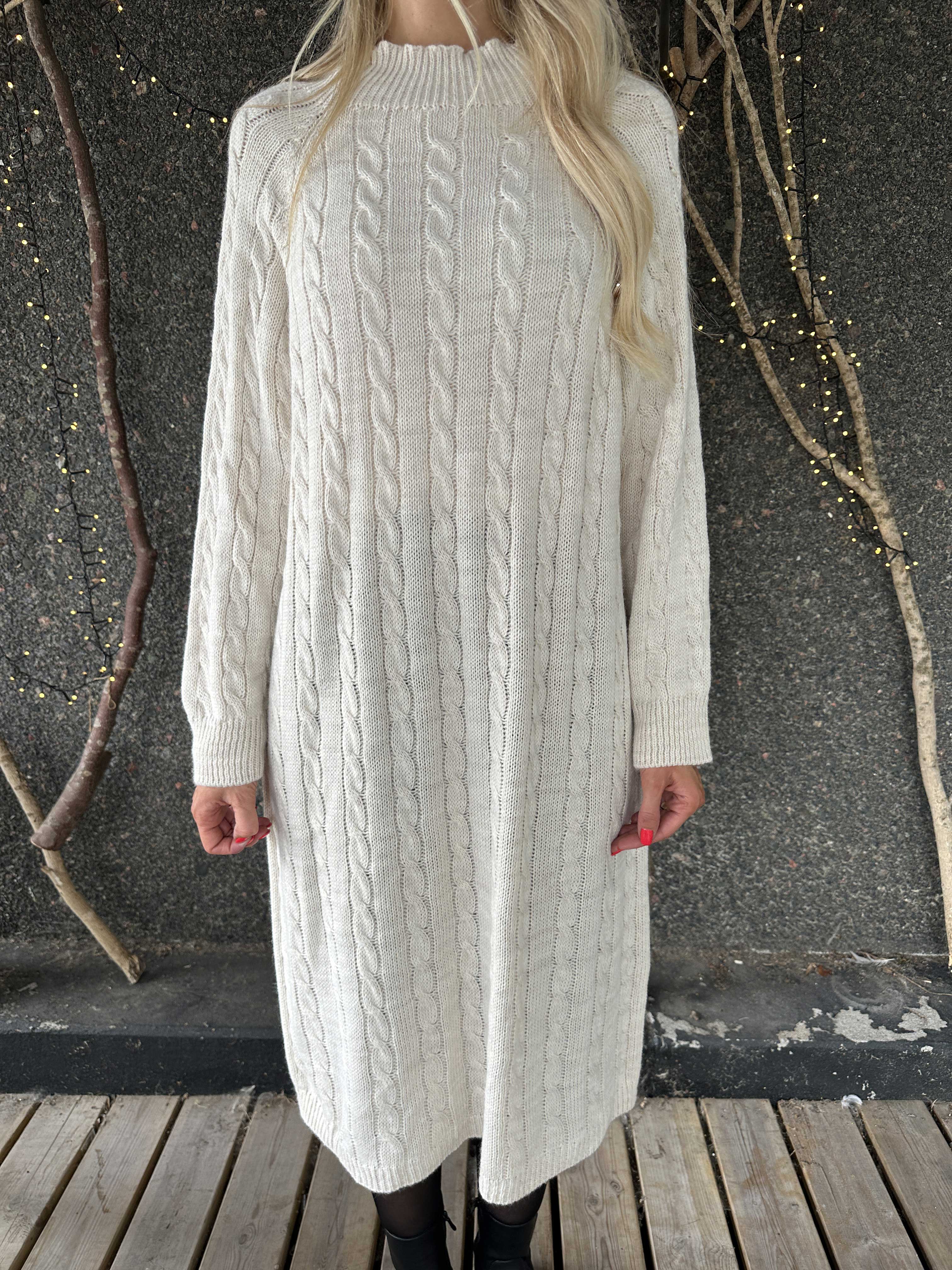 Floresta - Kabelstickad klänning med guldfärgade knappar och turtleneck