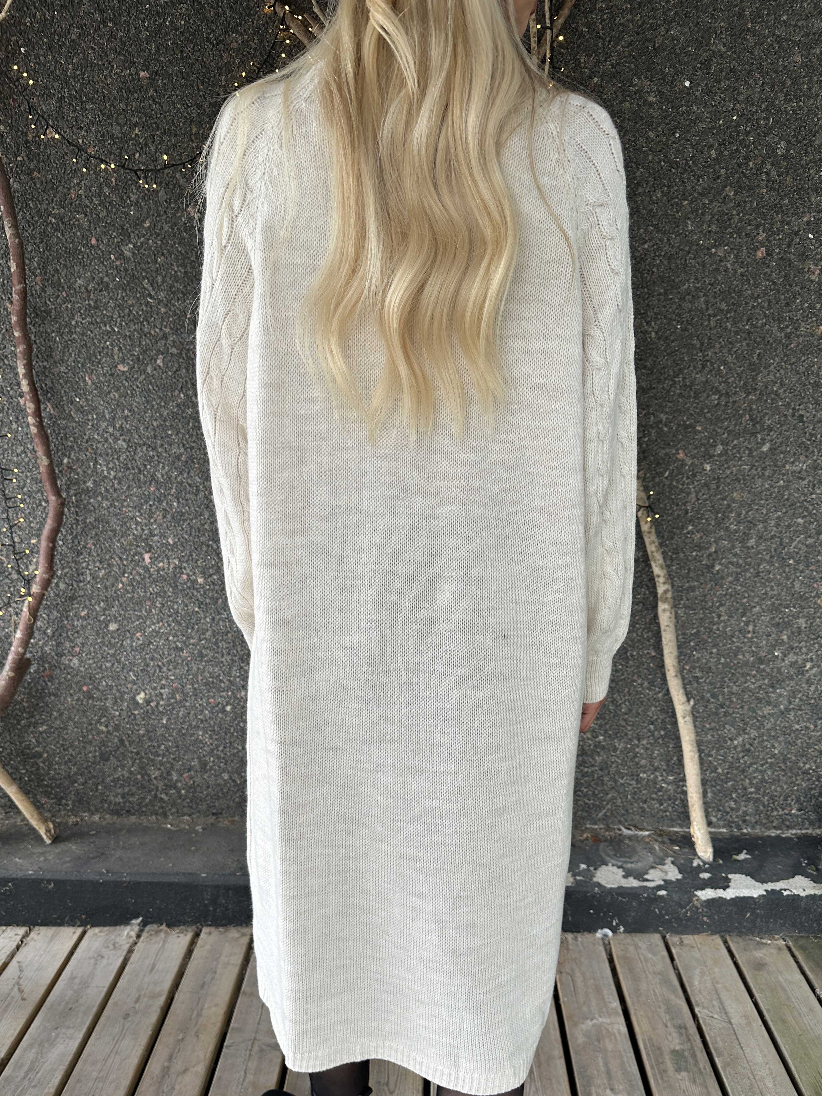 Floresta - Kabelstickad klänning med guldfärgade knappar och turtleneck