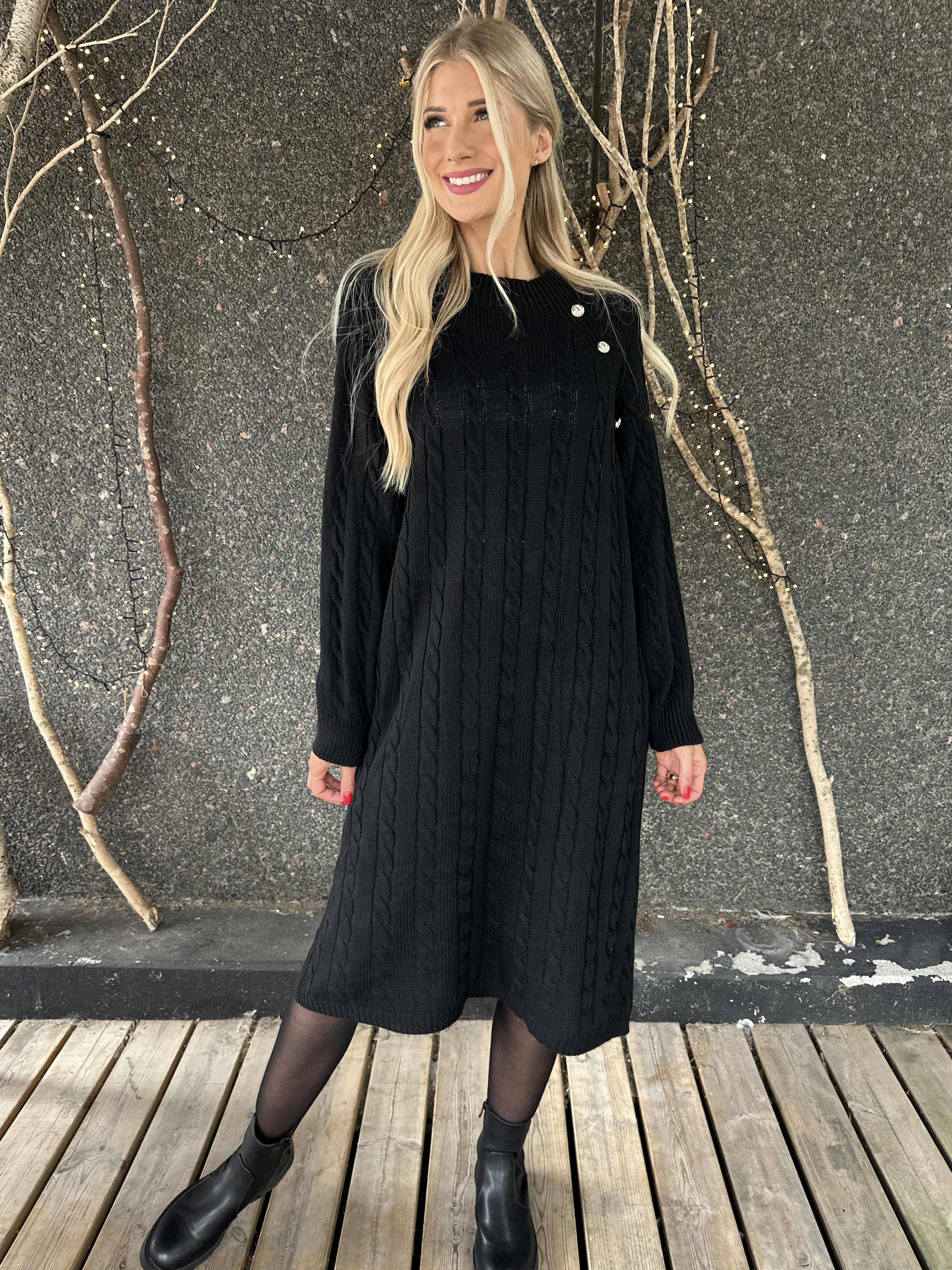 Floresta - Kabelstickad klänning med guldfärgade knappar och turtleneck