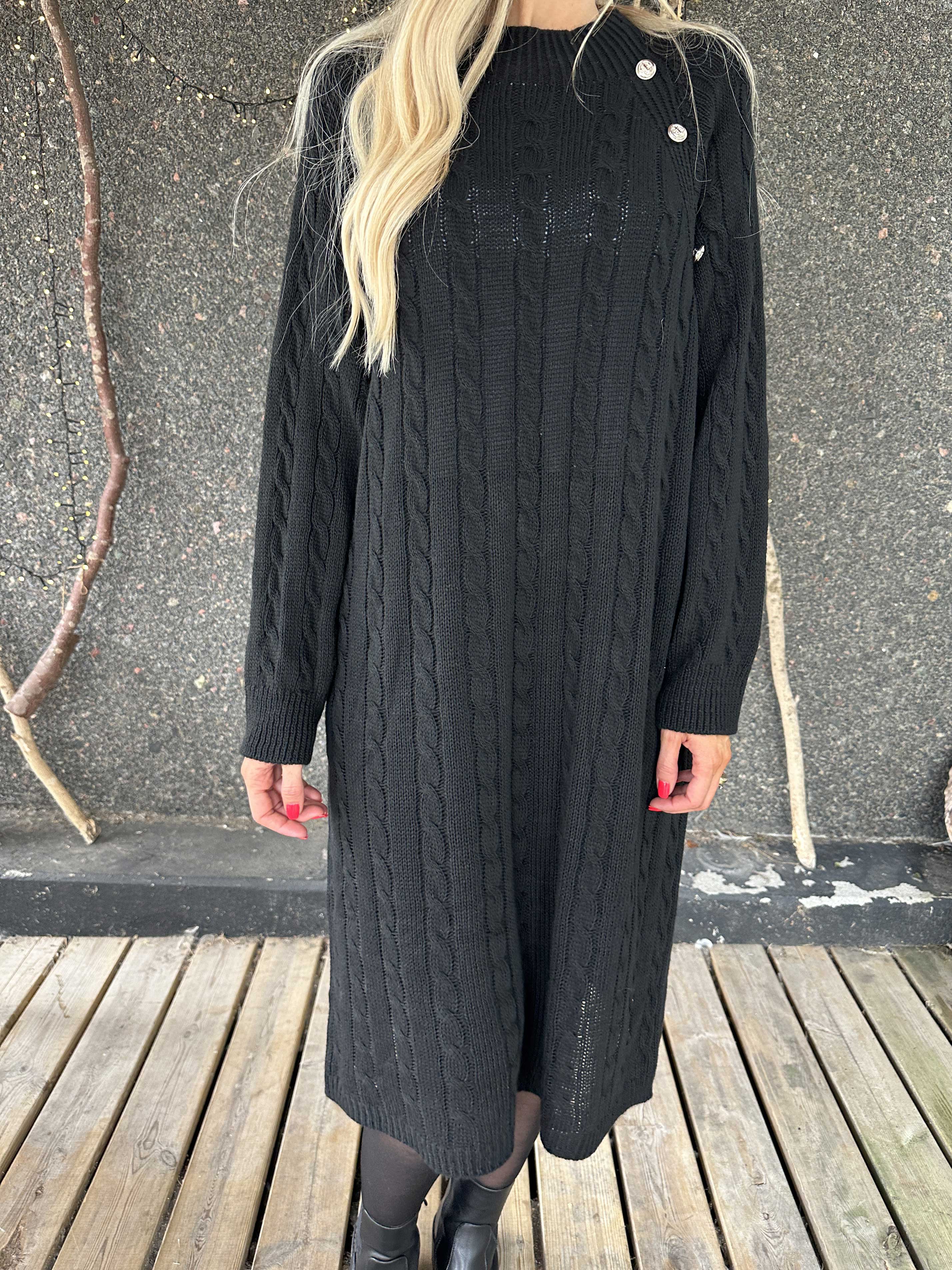 Floresta - Kabelstickad klänning med guldfärgade knappar och turtleneck