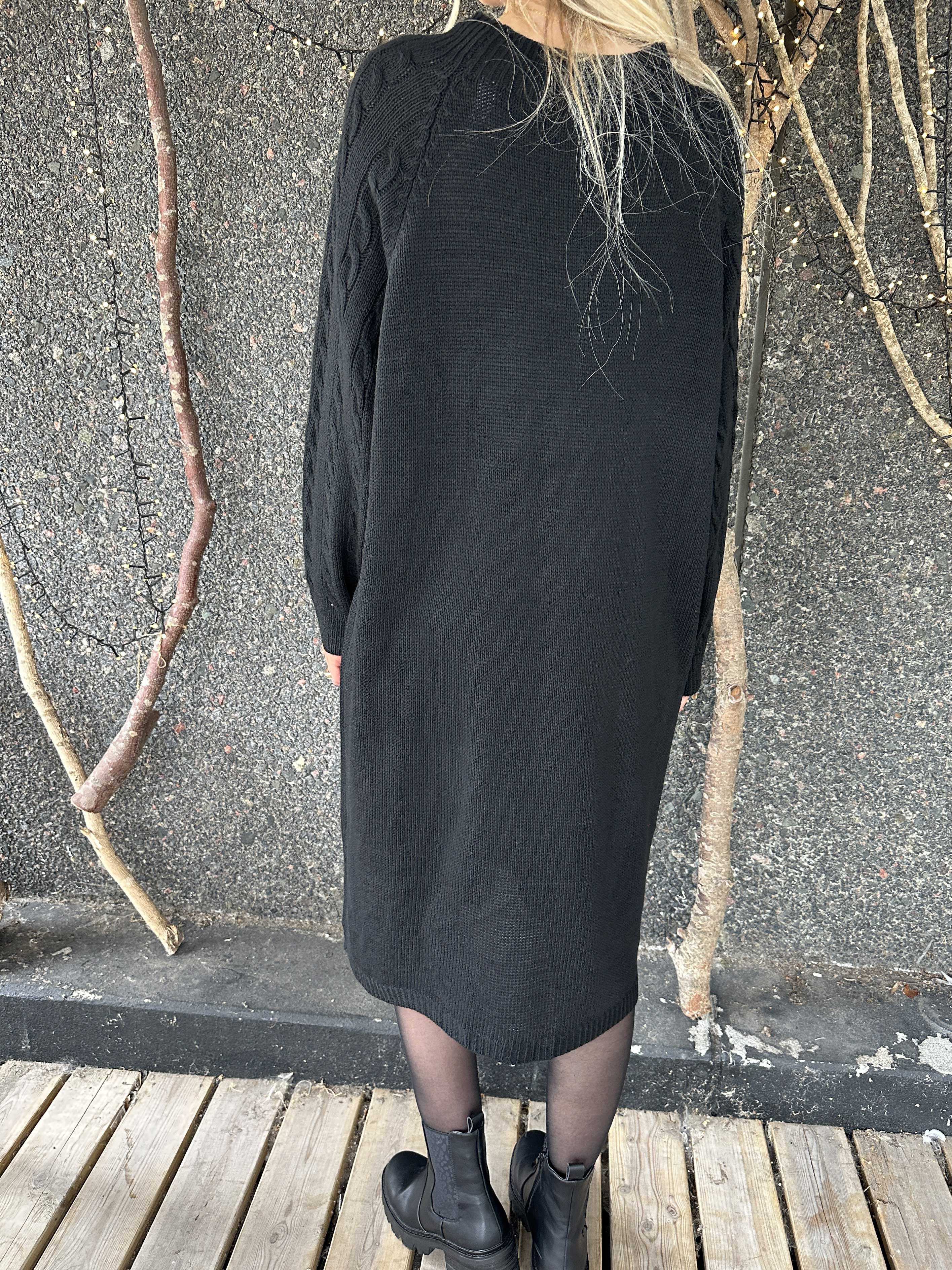 Floresta - Kabelstickad klänning med guldfärgade knappar och turtleneck