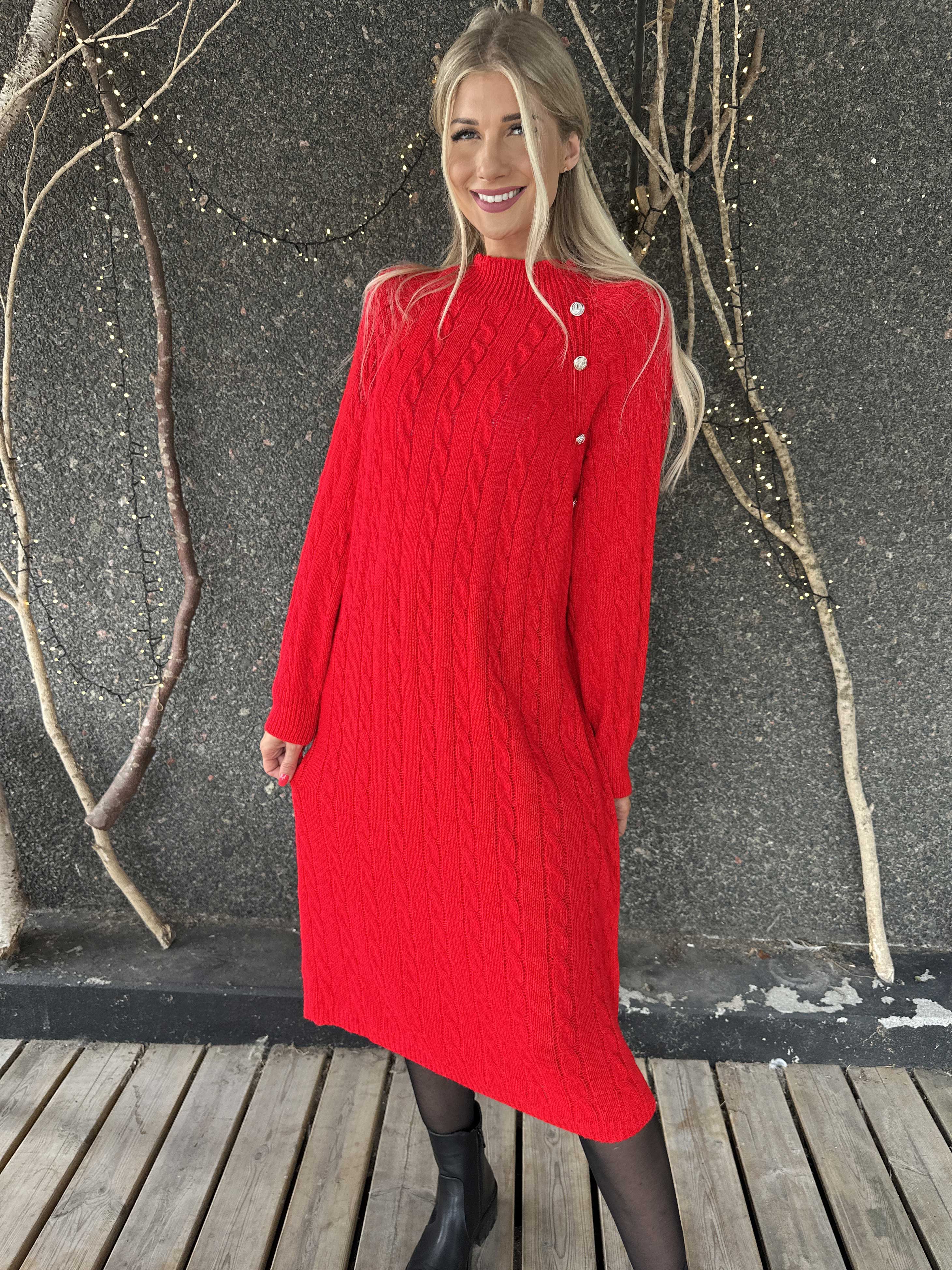 Floresta - Kabelstickad klänning med guldfärgade knappar och turtleneck