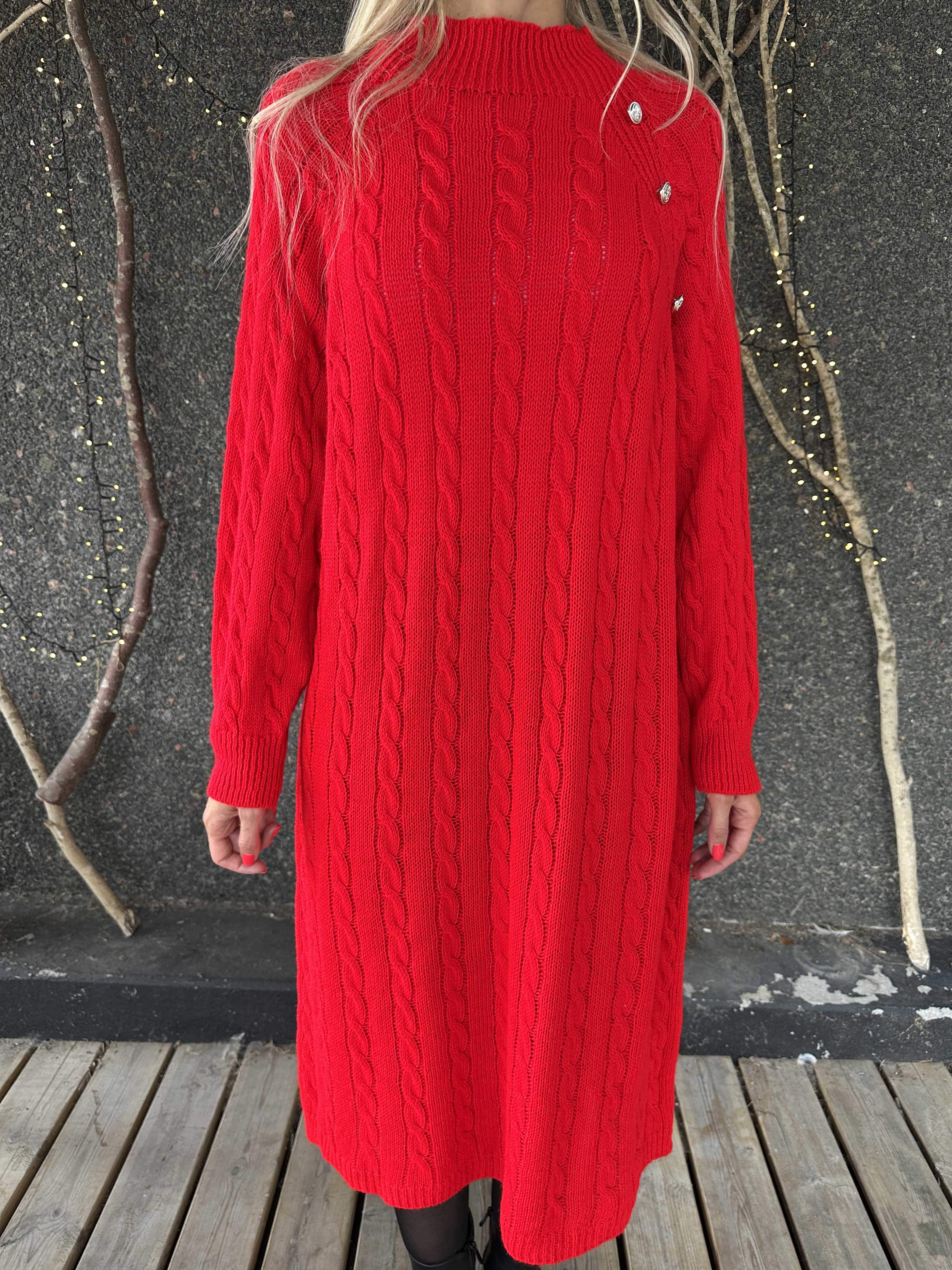 Floresta - Kabelstickad klänning med guldfärgade knappar och turtleneck