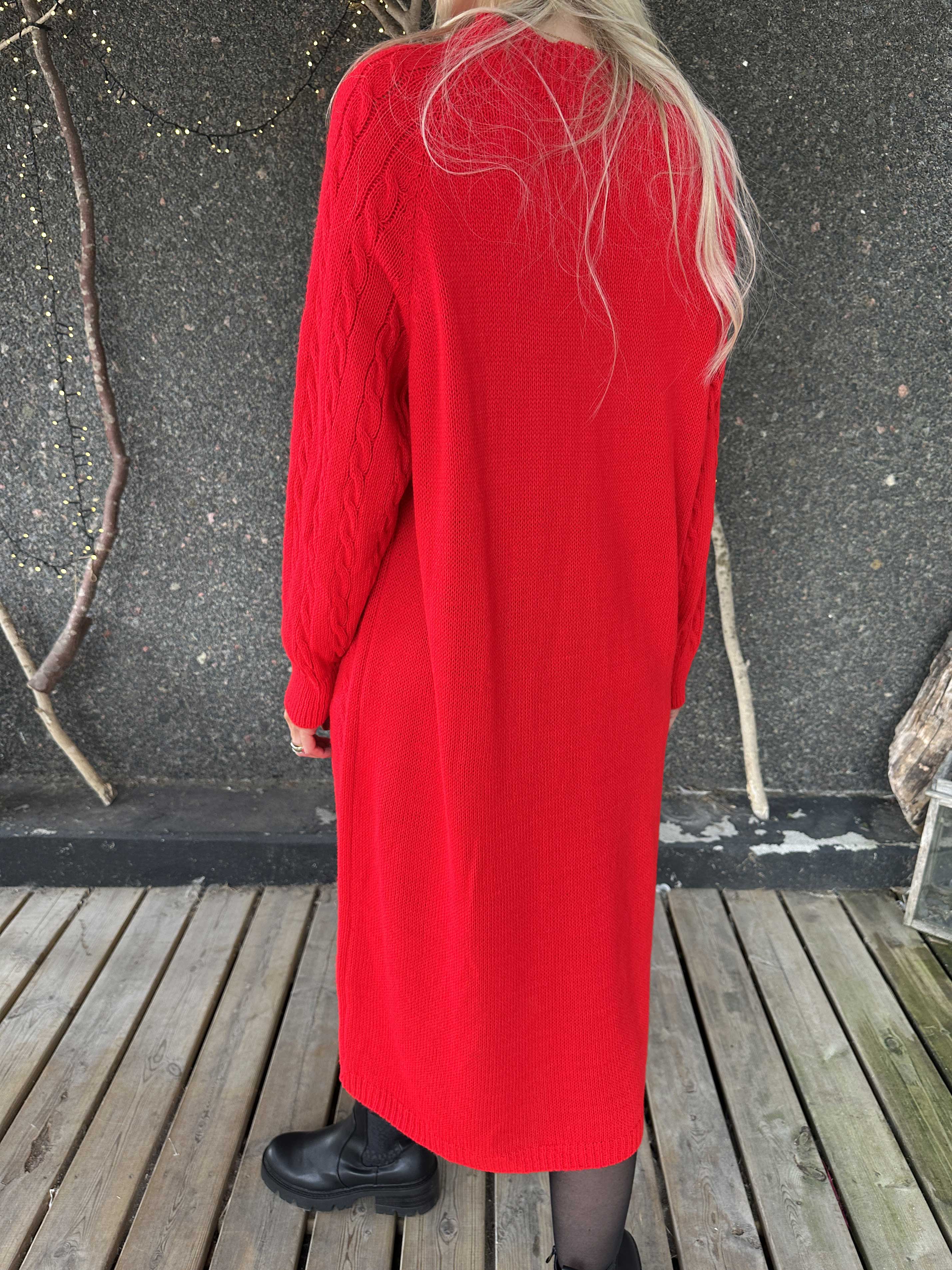 Floresta - Kabelstickad klänning med guldfärgade knappar och turtleneck