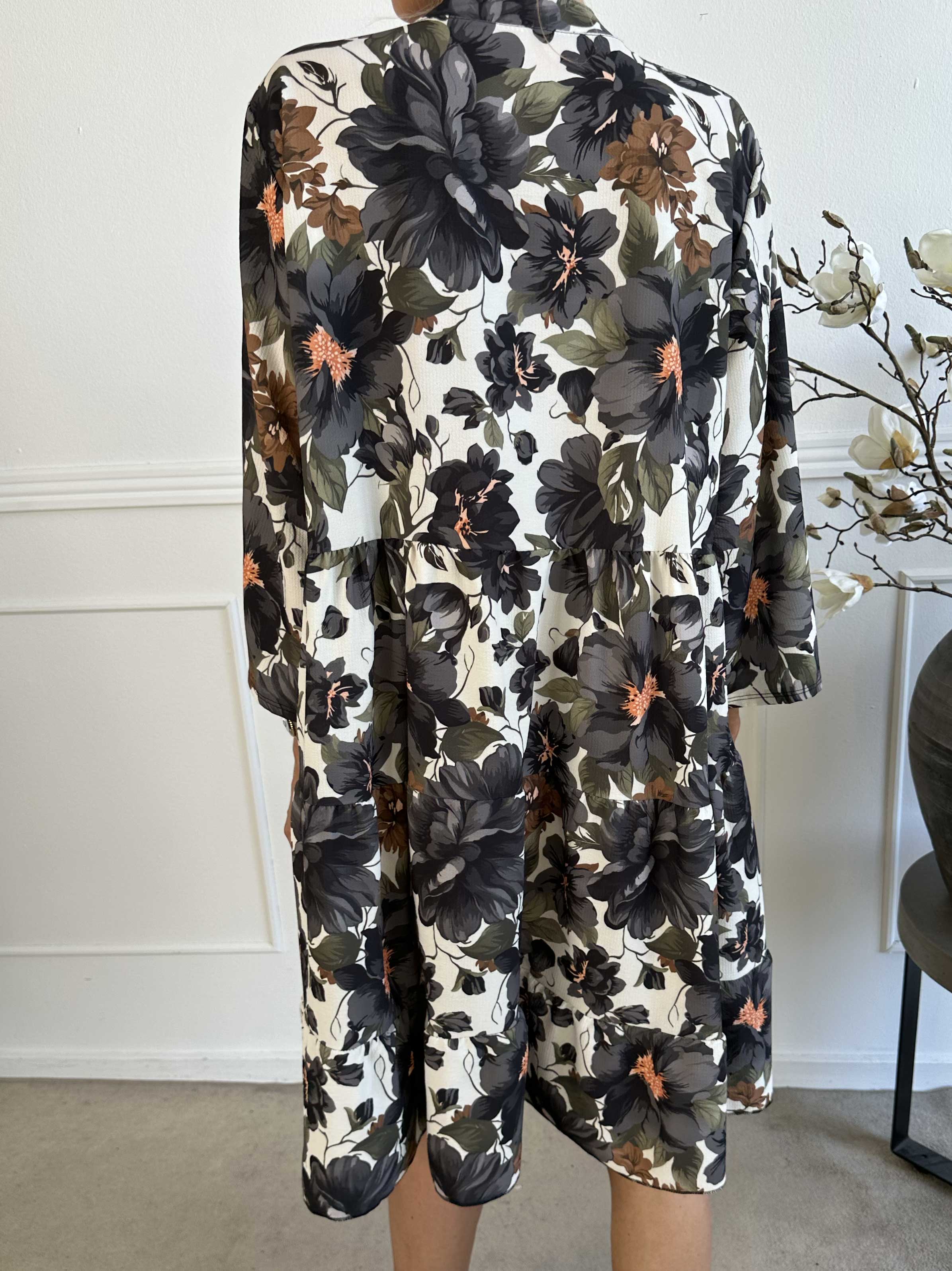 Flower Dress - Söt blommig klänning med lager-på-lager-look