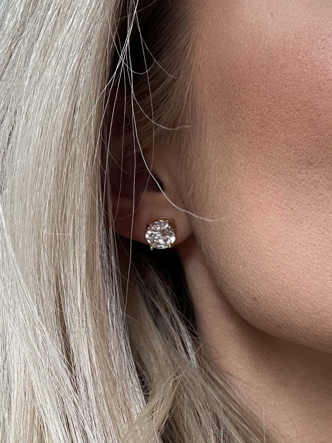 Harriet - Fina guldfärgade örhängen med stor sten