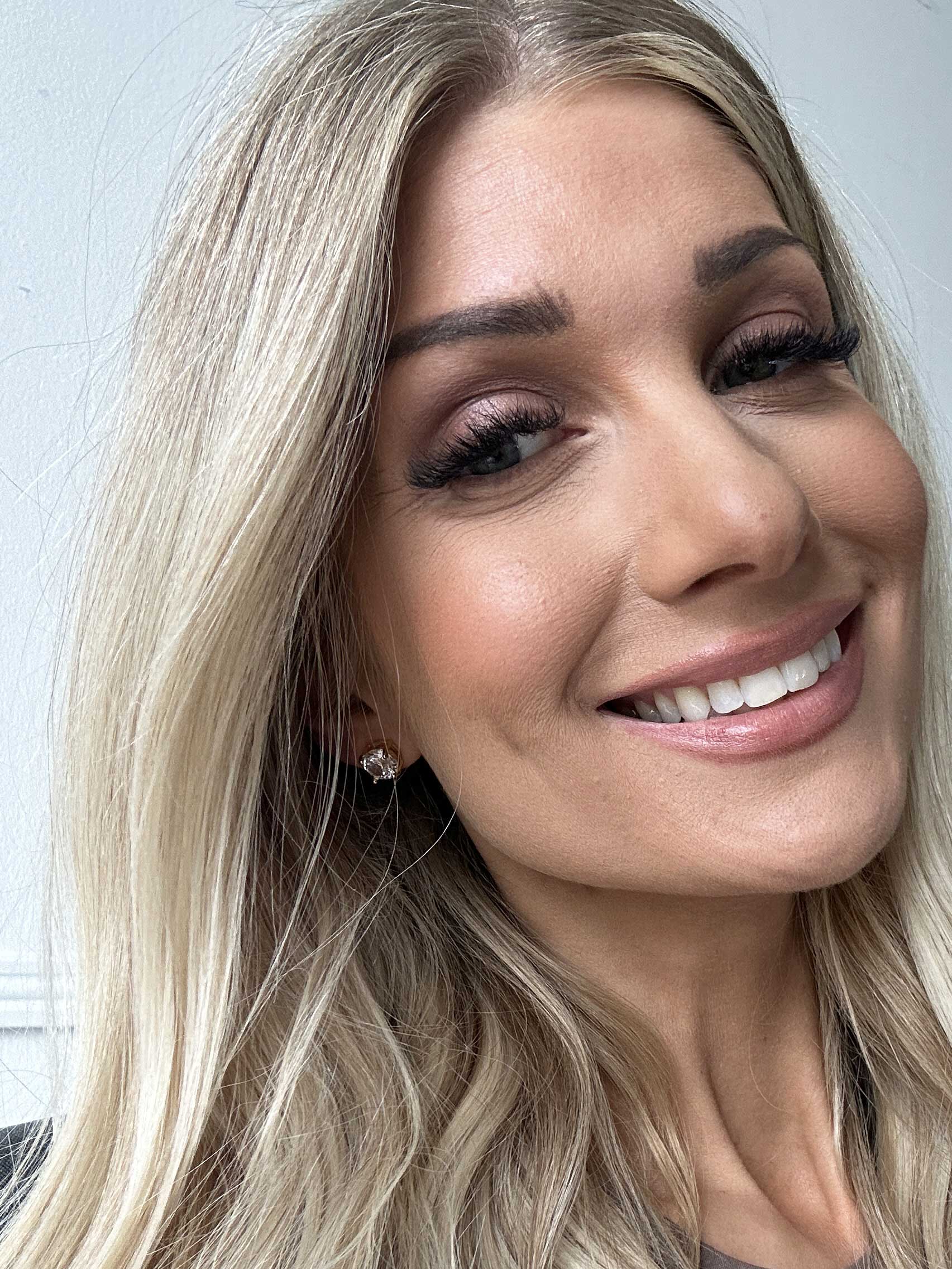 Harriet - Fina guldfärgade örhängen med stor sten