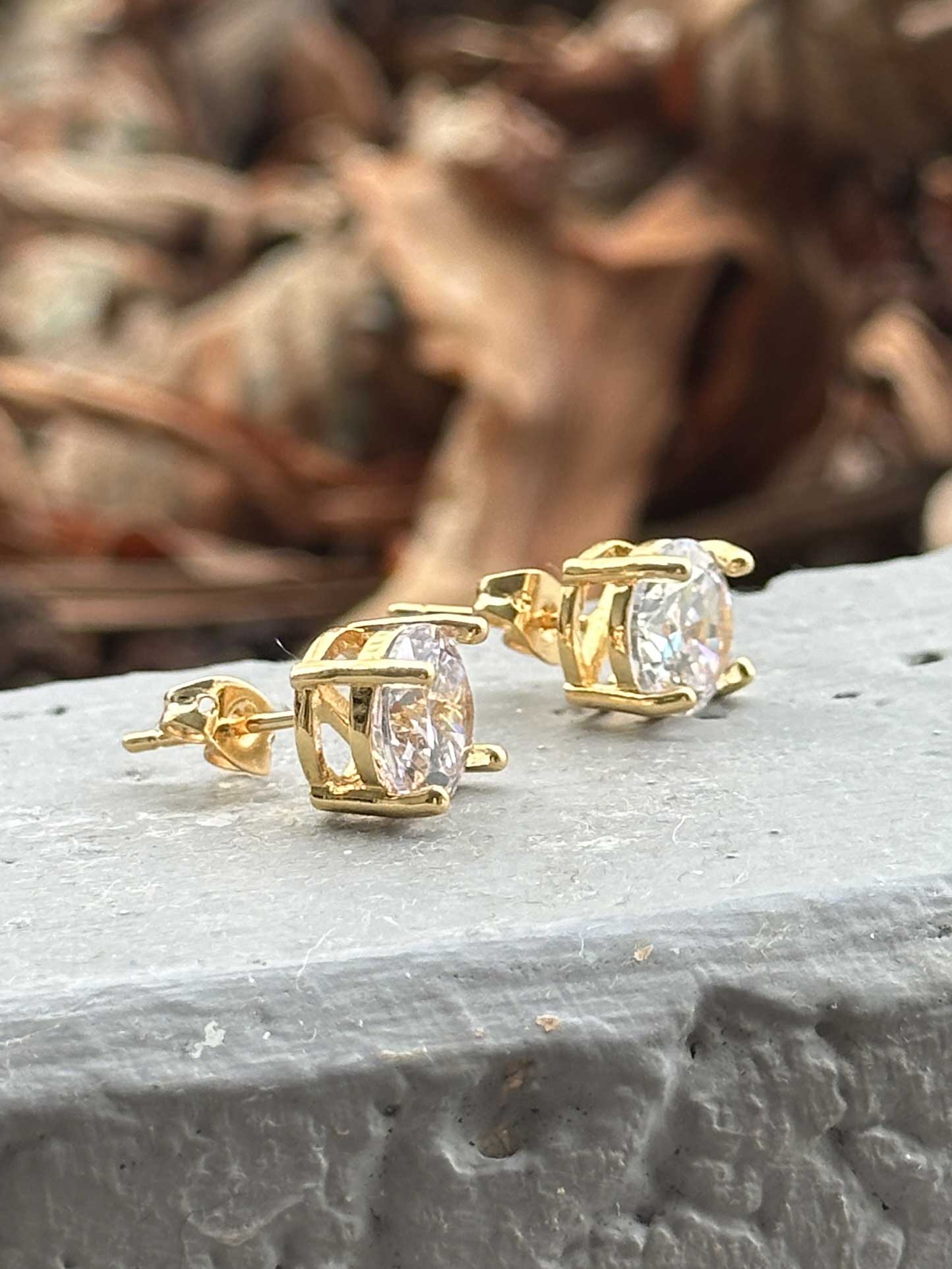 Harriet - Fina guldfärgade örhängen med stor sten