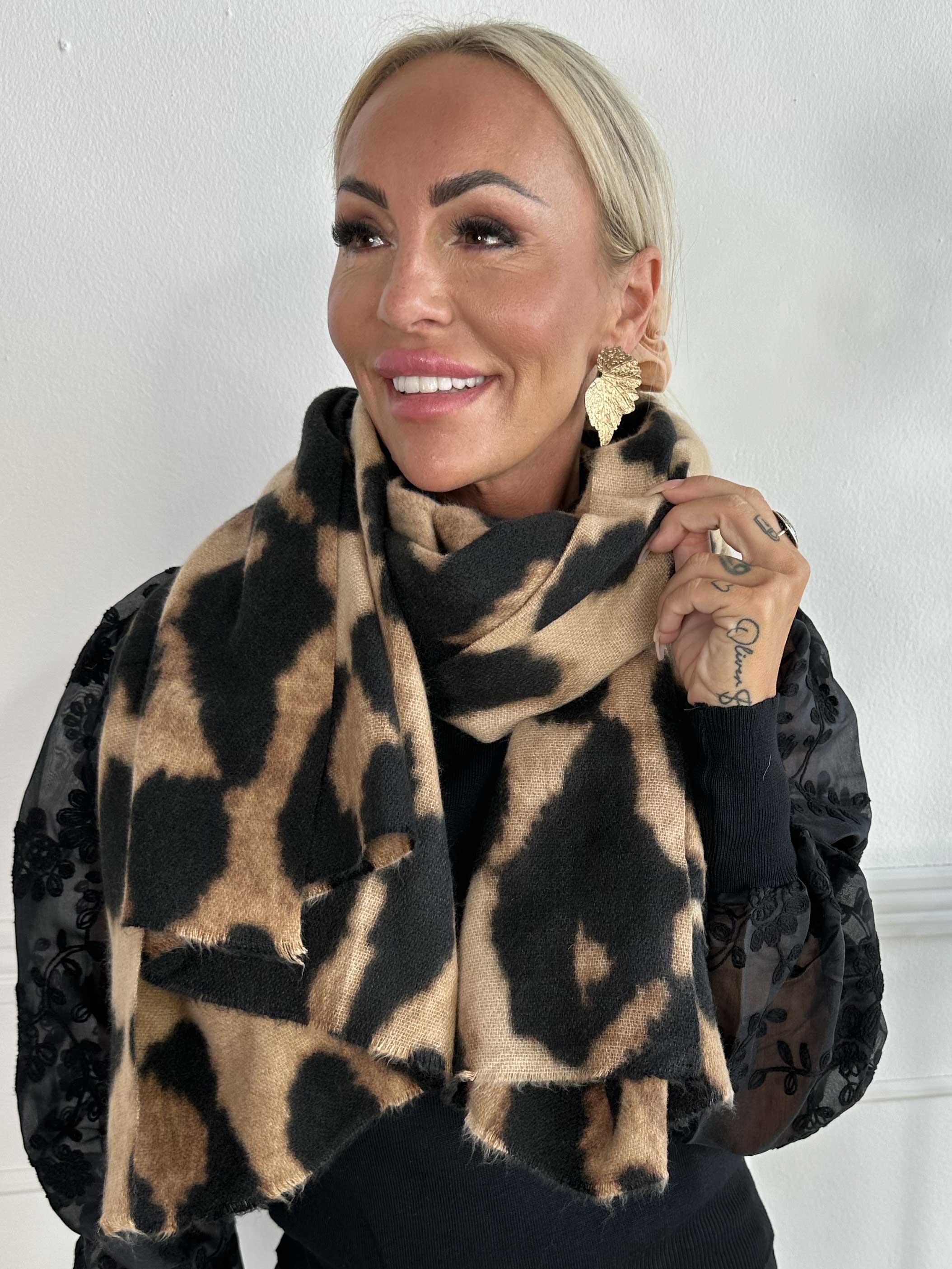 Isadora - Mjuk och tjock halsduk med leopardmönster