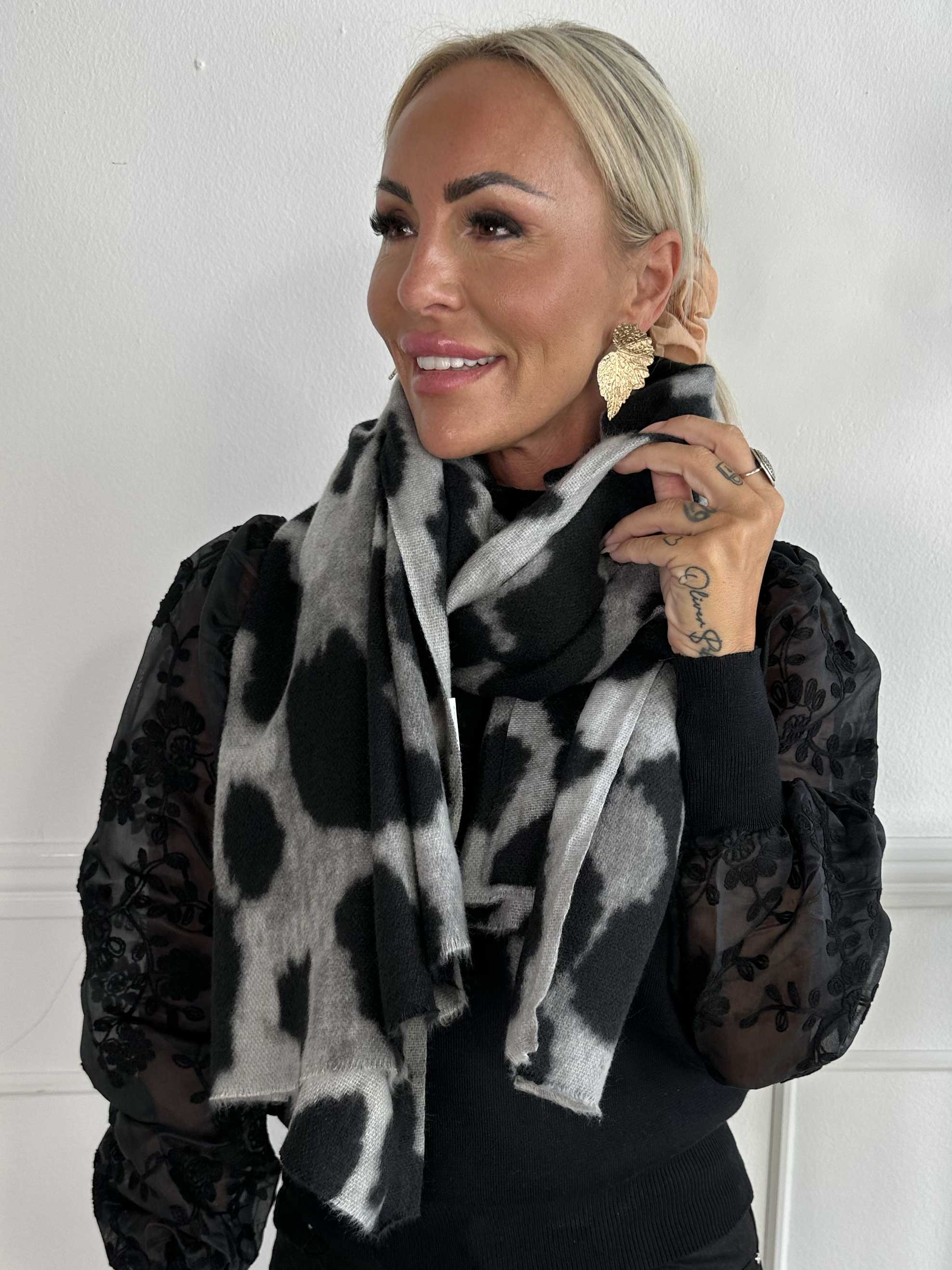 Isadora - Mjuk och tjock scarf med leopardmönster