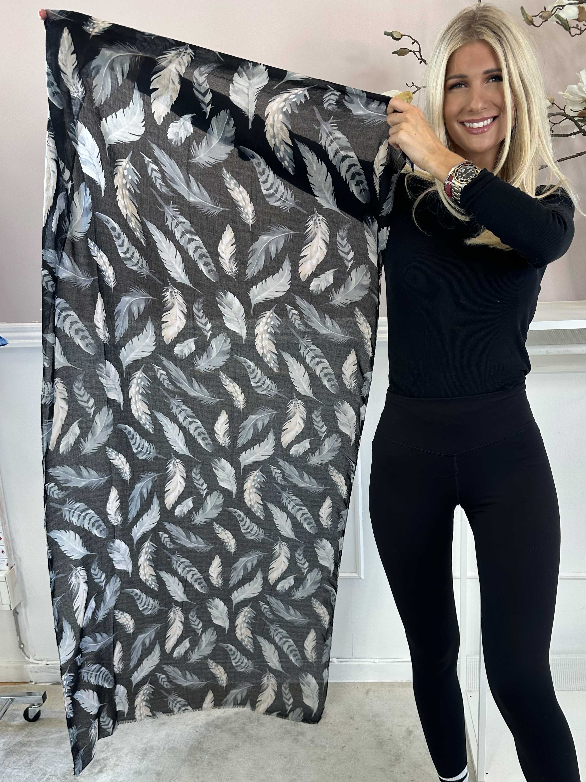 Jana Feather - Halsduk i viskos med fjädermotiv