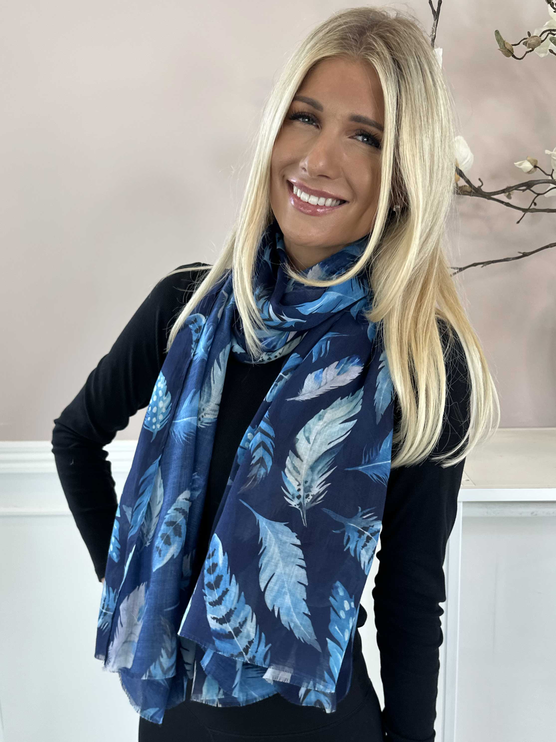 Jana Feather - Halsduk i viskos med fjädermotiv