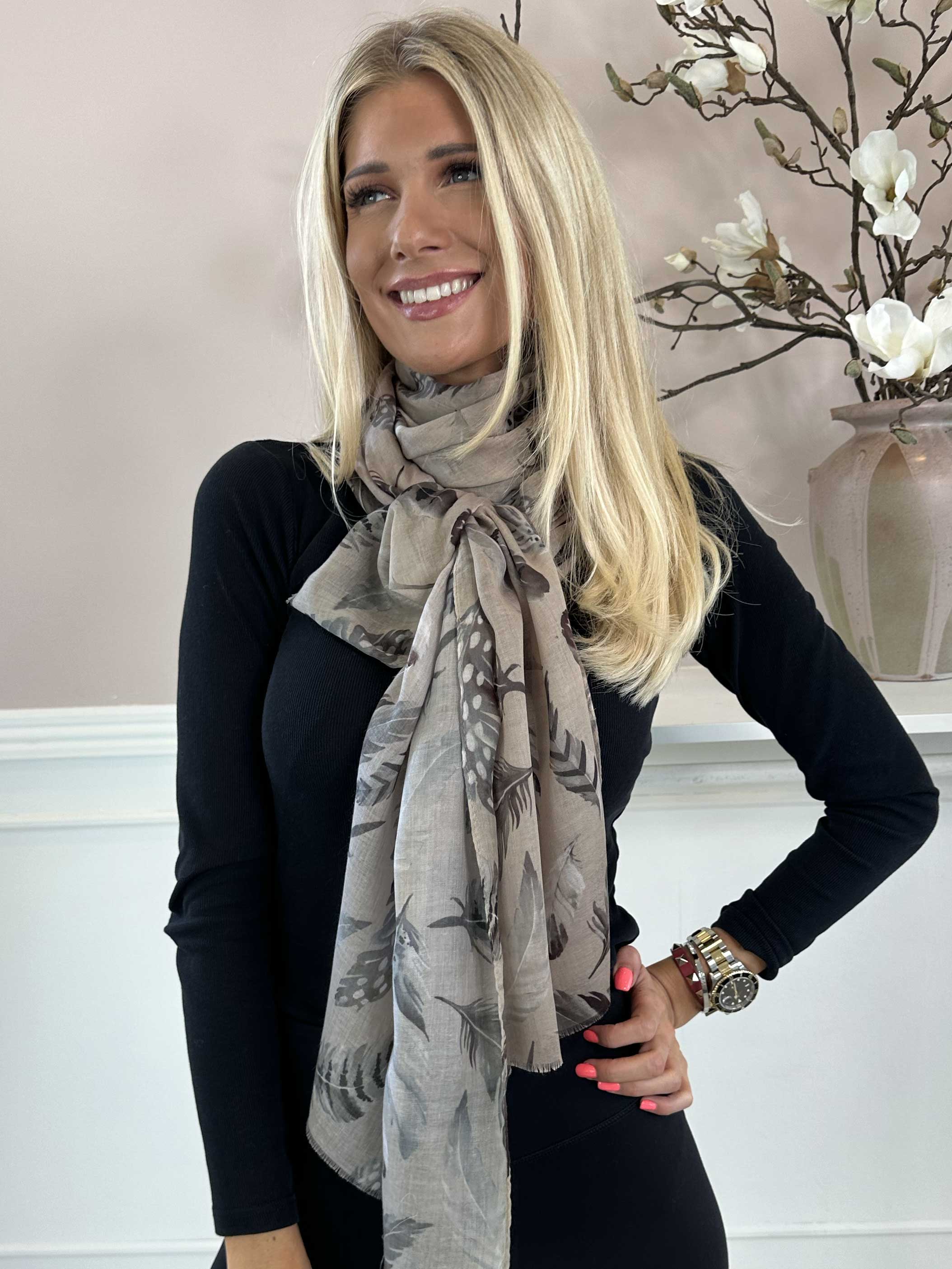 Jana Feather - Halsduk i viskos med fjädermotiv