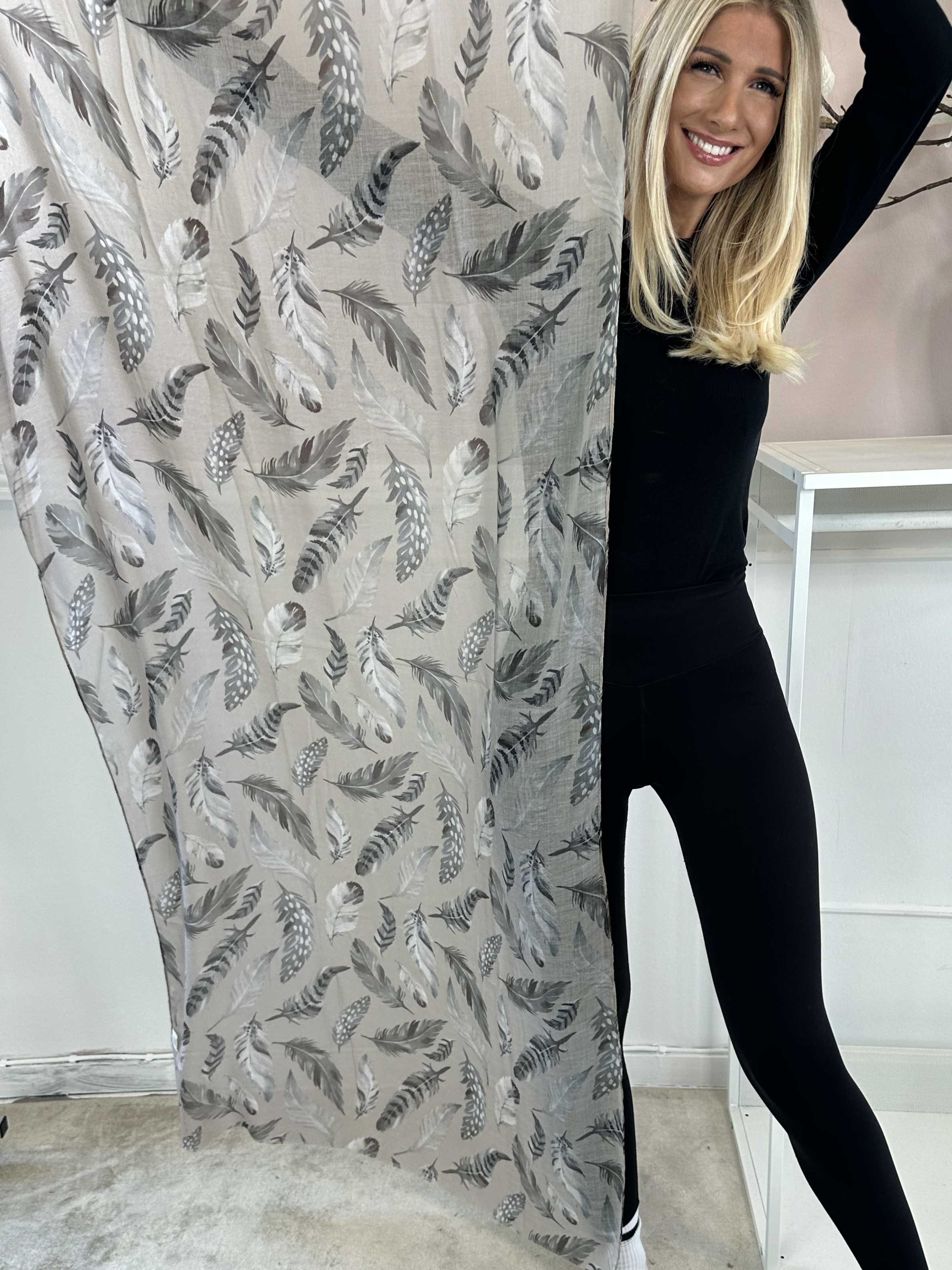 Jana Feather - Halsduk i viskos med fjädermotiv