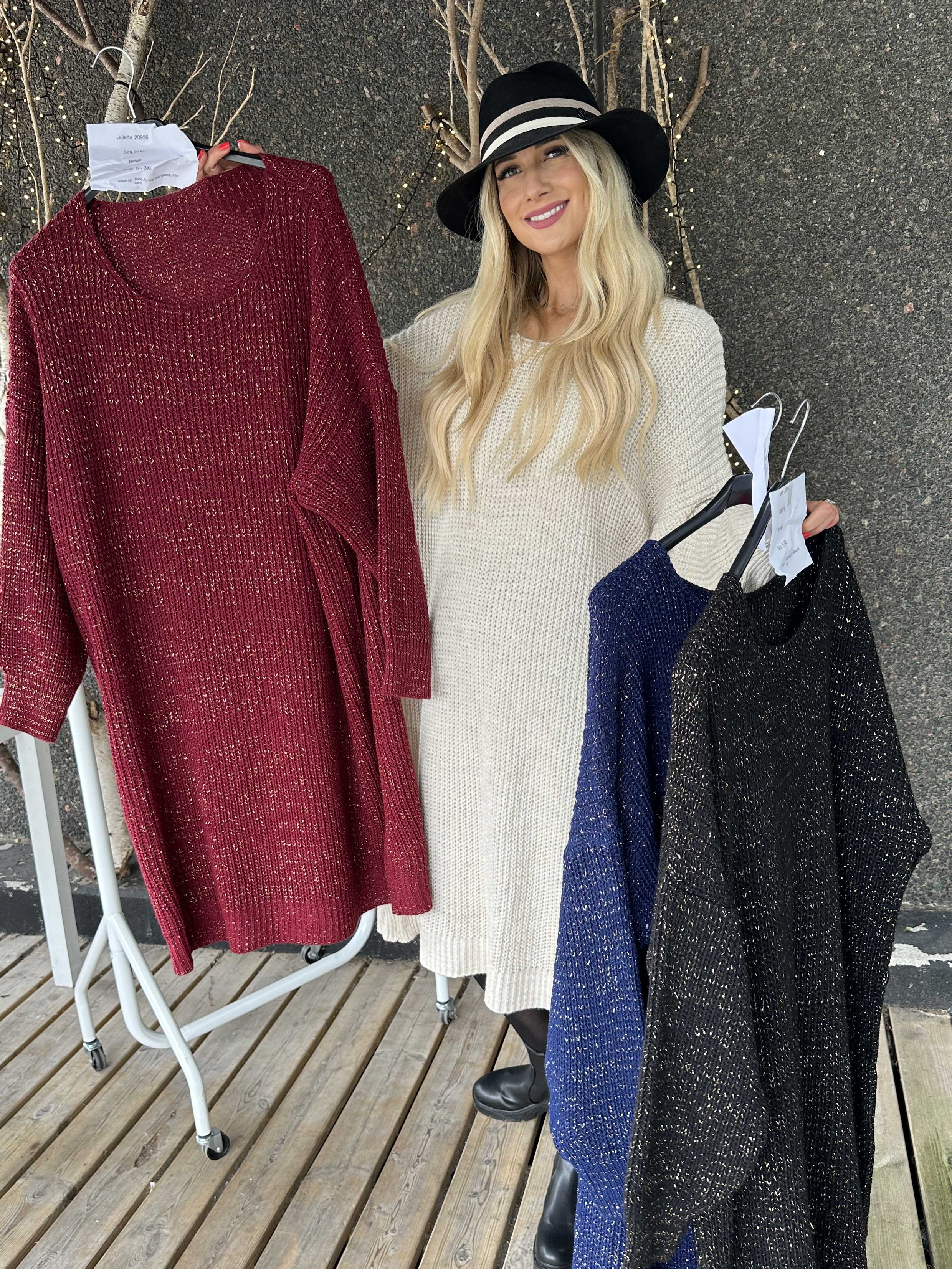 Juletta - Lång stickad klänning med tunna guldtrådar