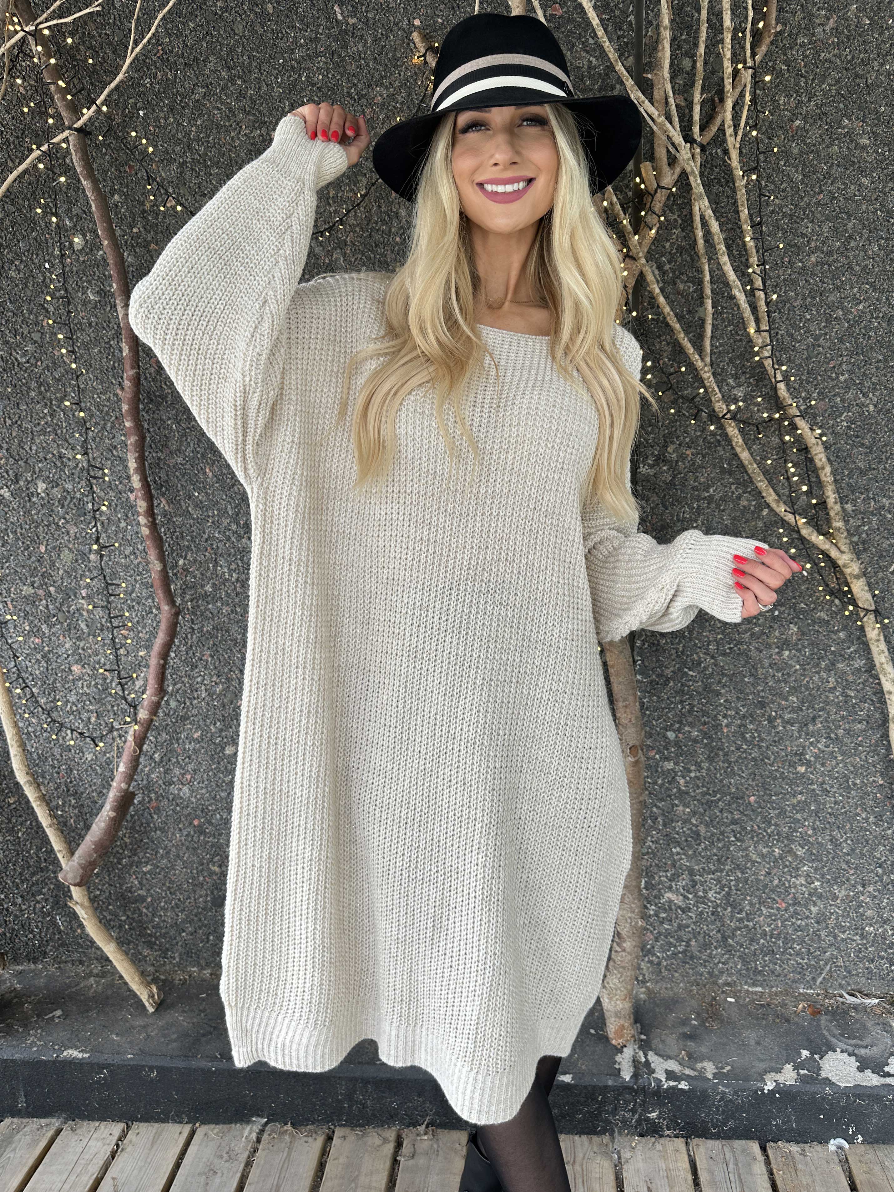 Juletta - Lång stickad klänning med tunna guldtrådar