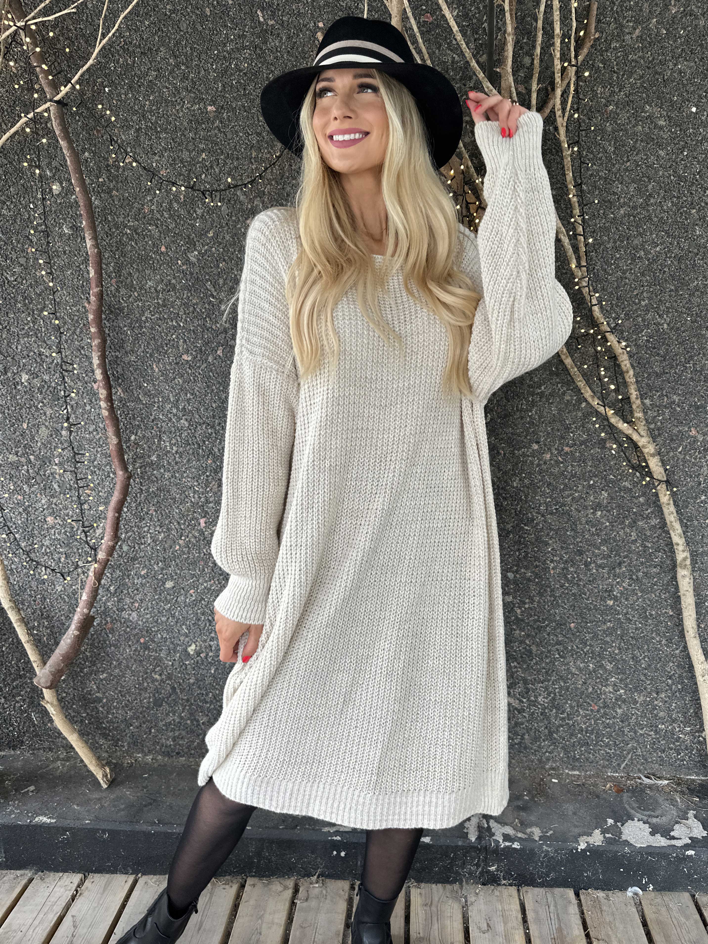 Juletta - Lång stickad klänning med tunna guldtrådar