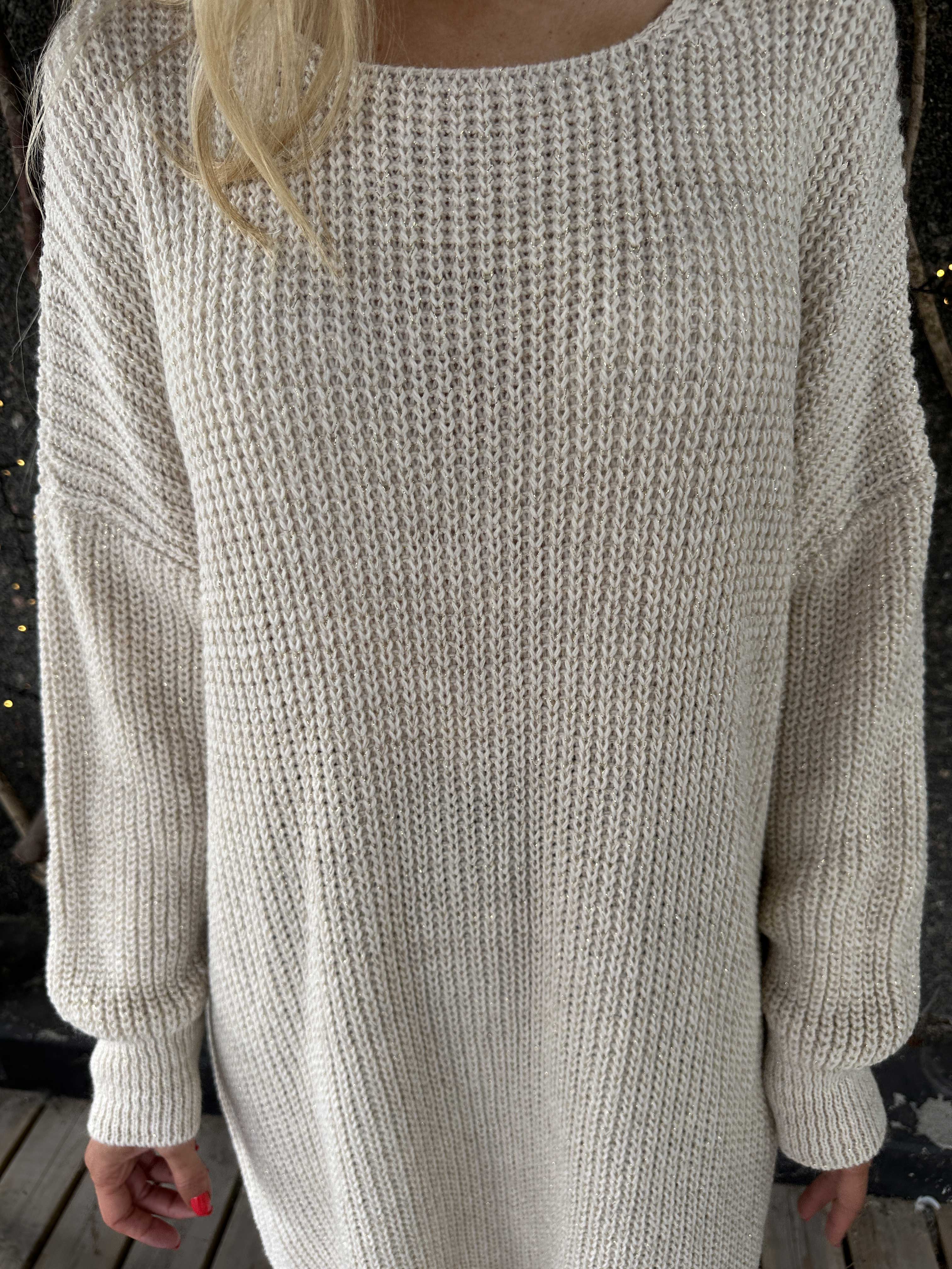 Juletta - Lång stickad klänning med tunna guldtrådar