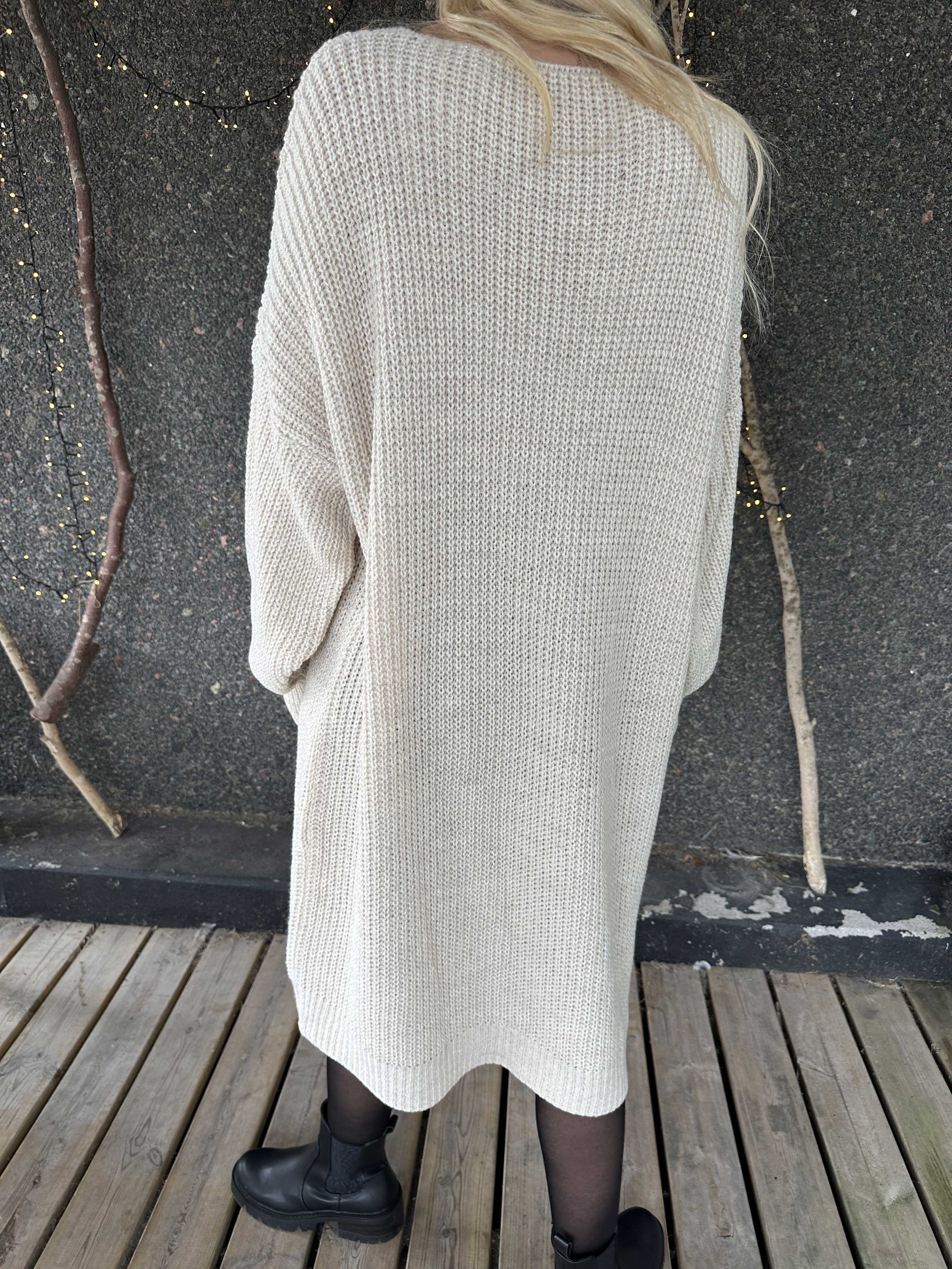 Juletta - Lång stickad klänning med tunna guldtrådar