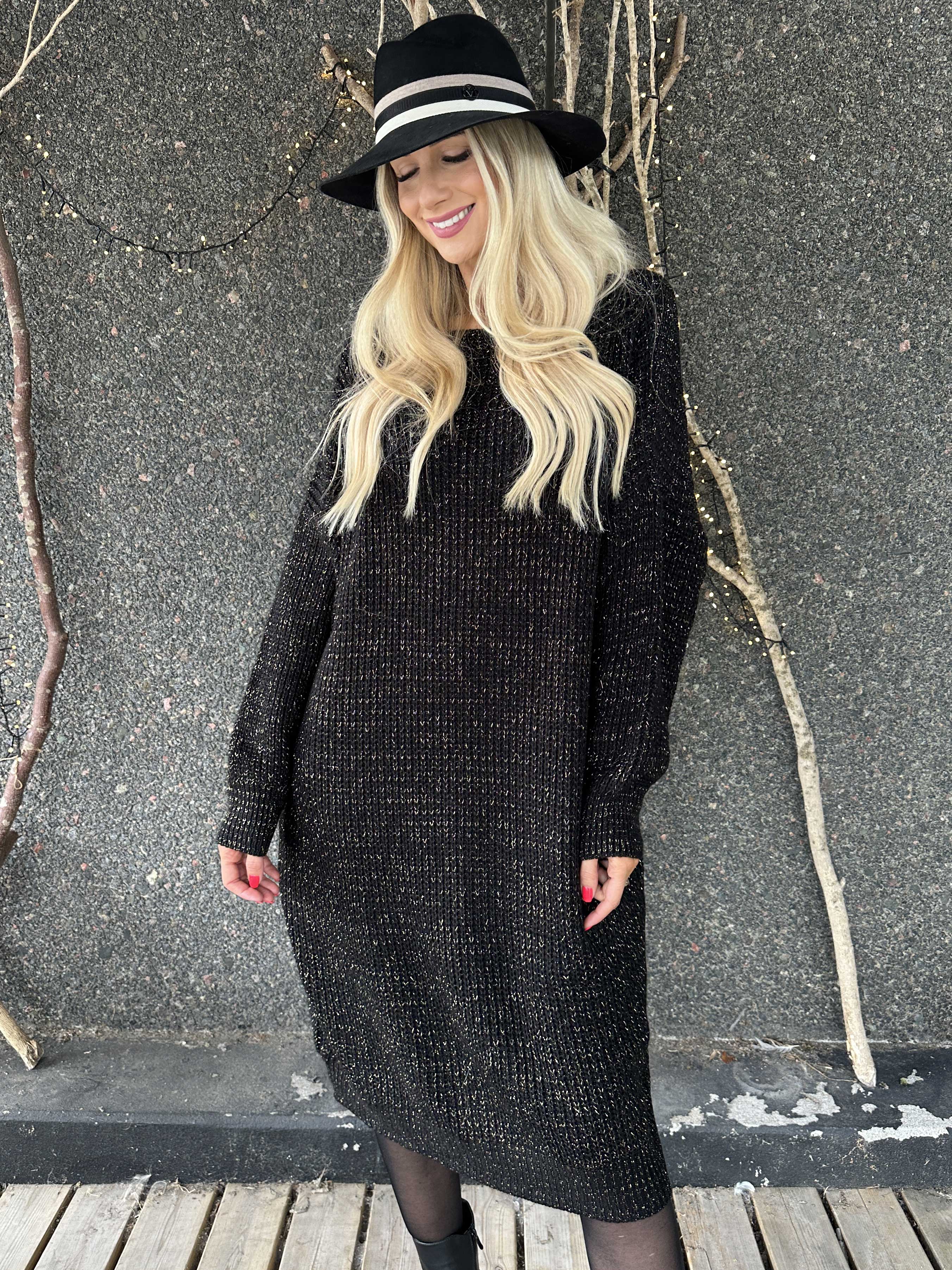 Juletta - Lång stickad klänning med tunna guldtrådar