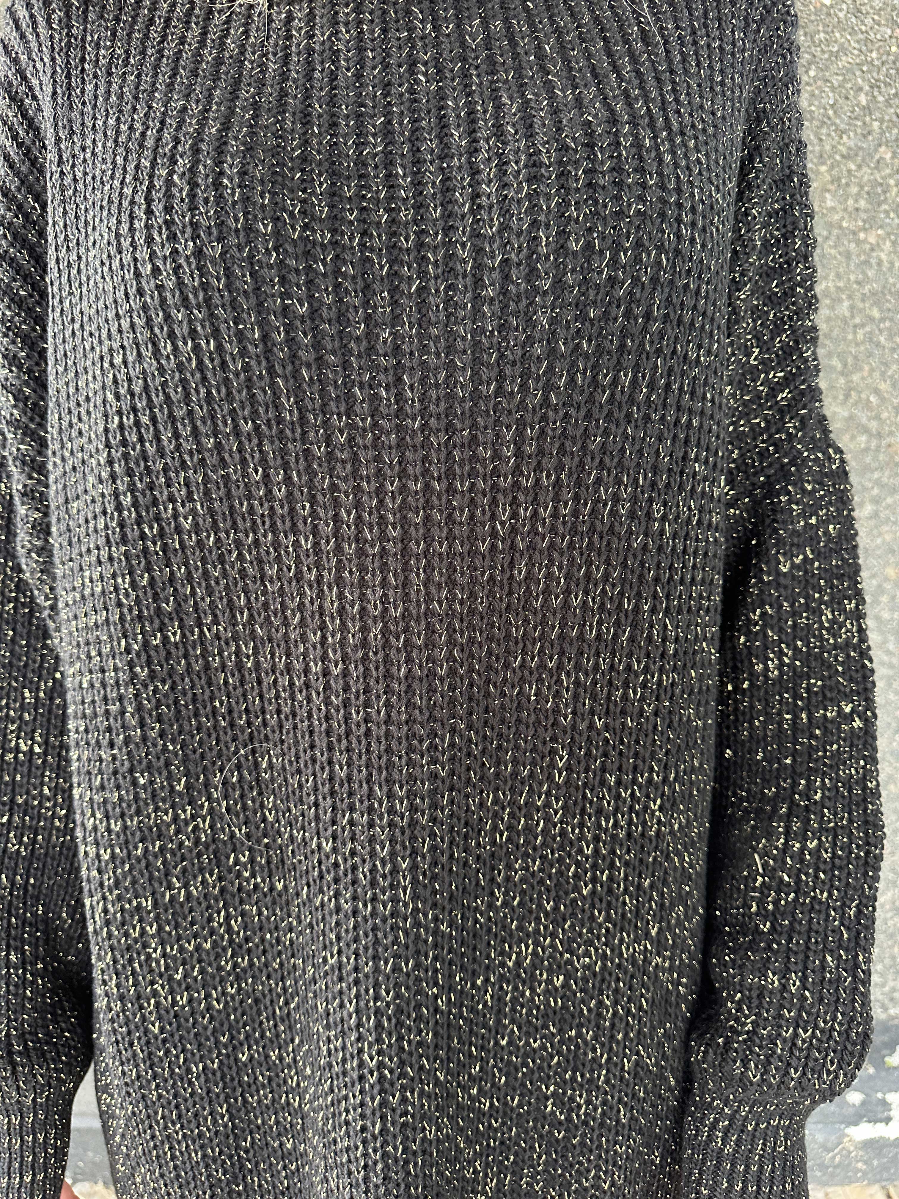 Juletta - Lång stickad klänning med tunna guldtrådar