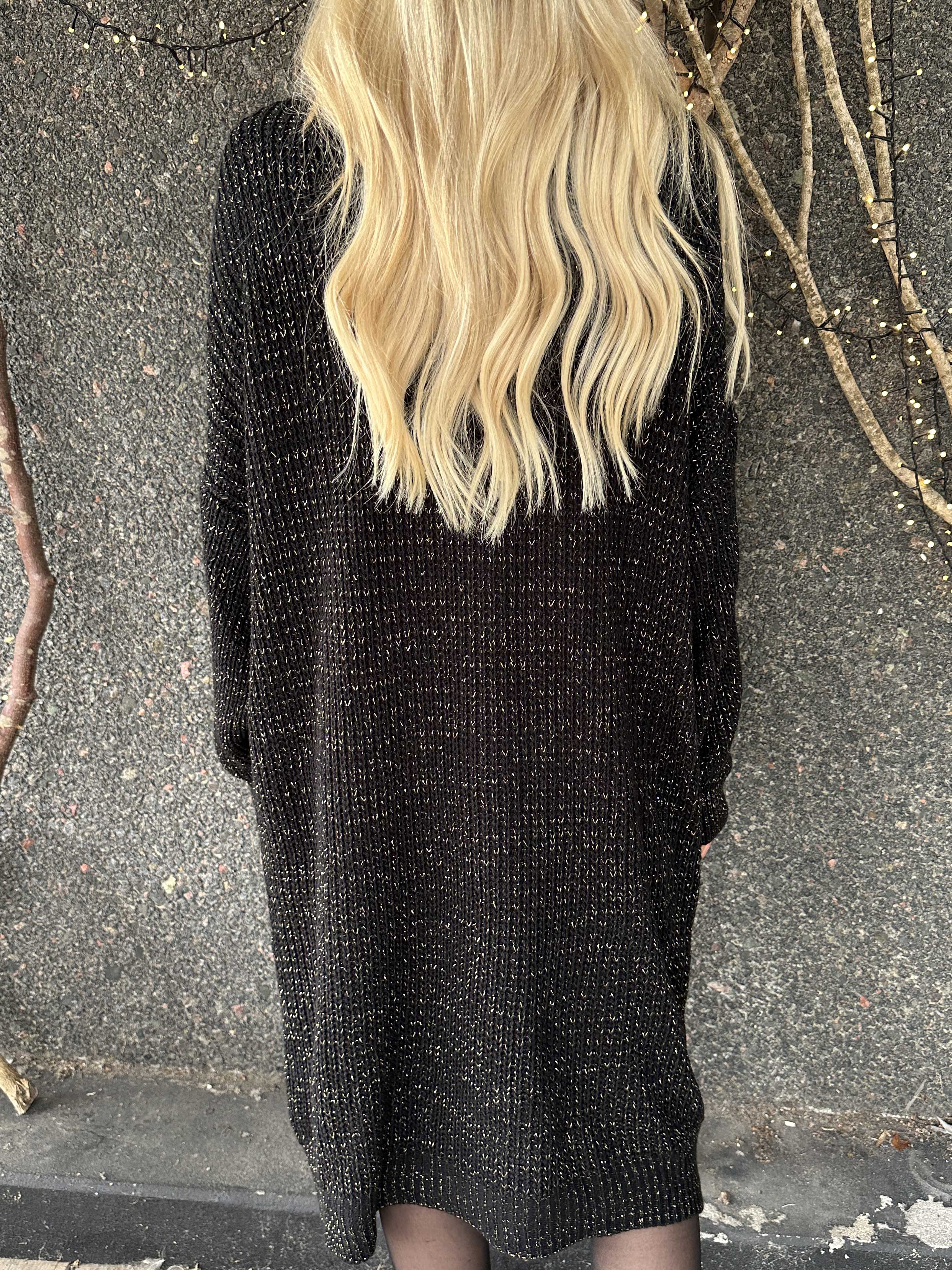 Juletta - Lång stickad klänning med tunna guldtrådar