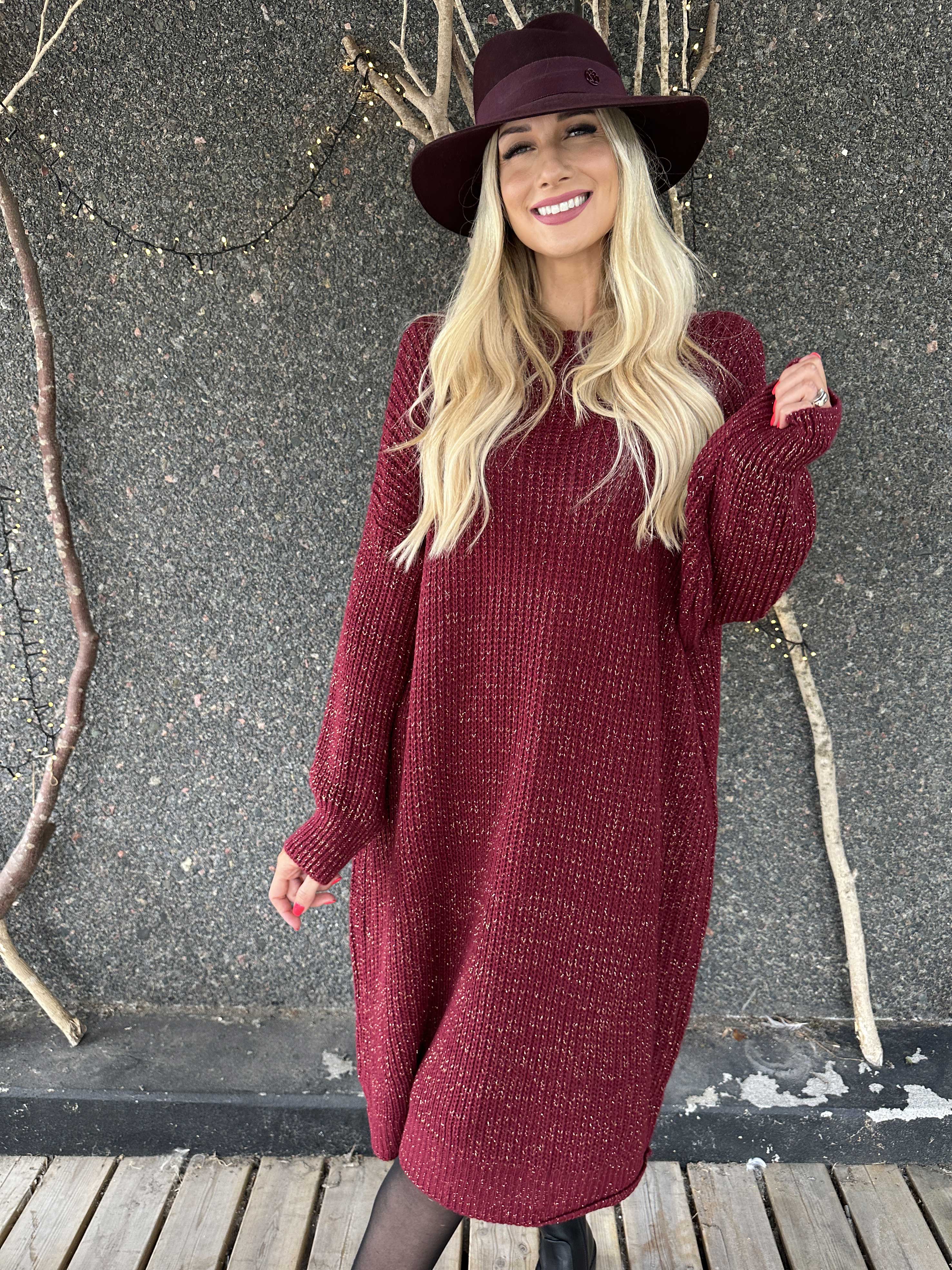 Juletta - Lång stickad klänning med tunna guldtrådar