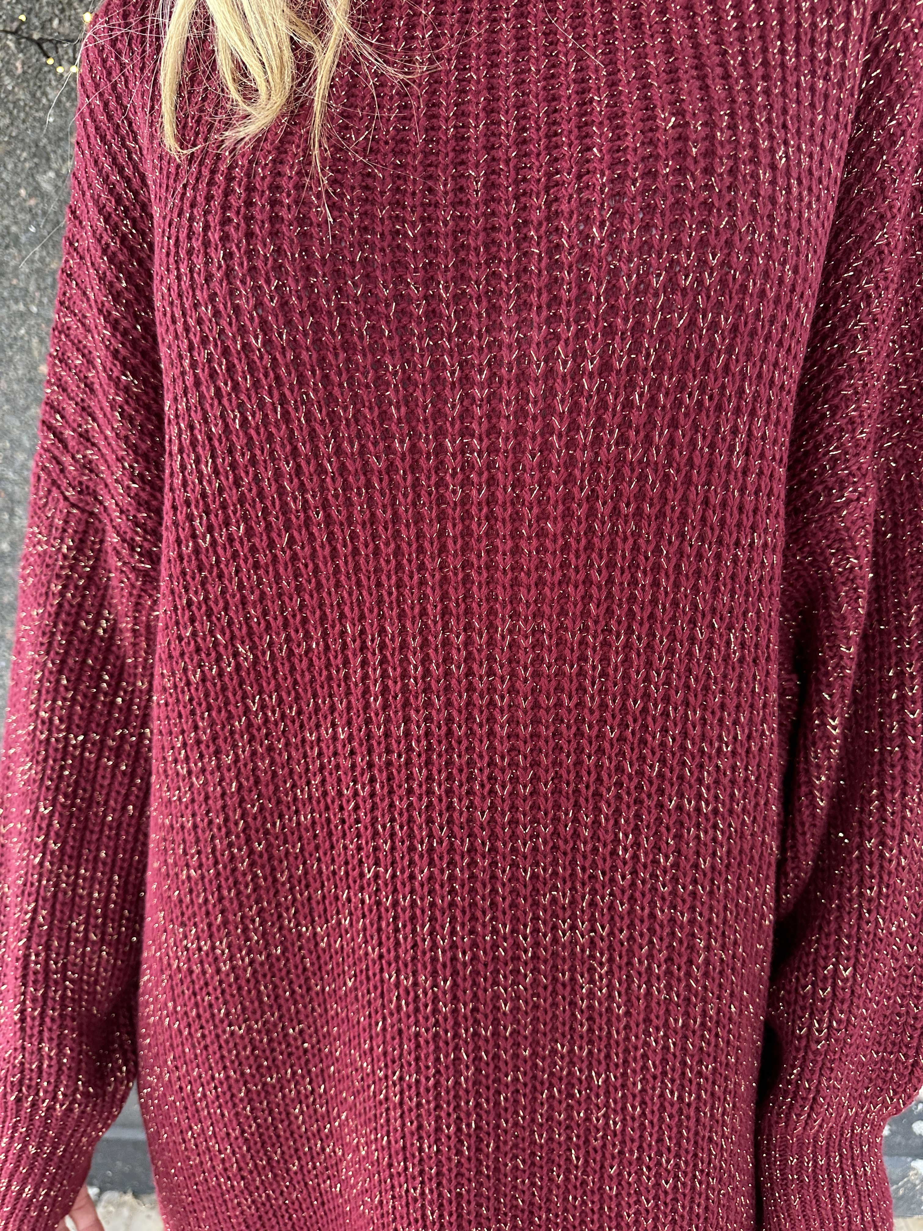 Juletta - Lång stickad klänning med tunna guldtrådar