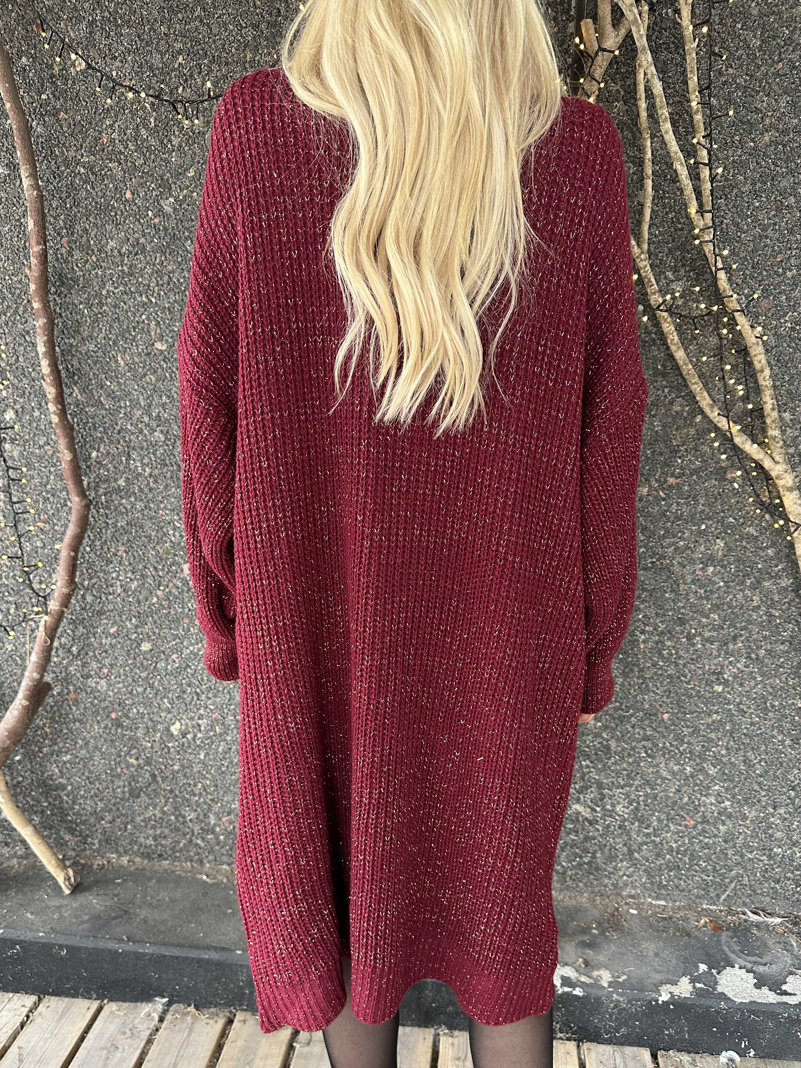 Juletta - Lång stickad klänning med tunna guldtrådar