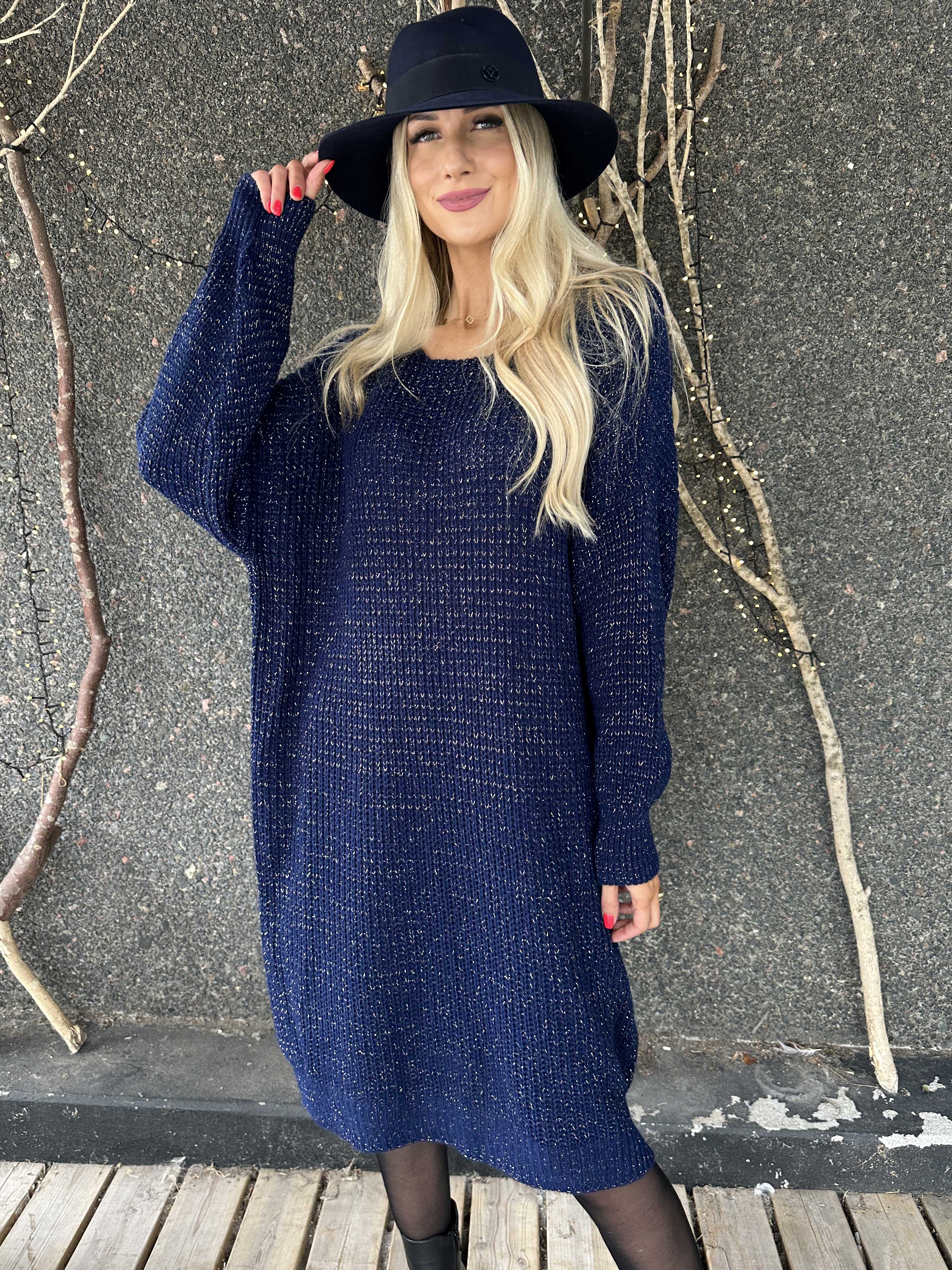 Juletta - Lång stickad klänning med tunna guldtrådar