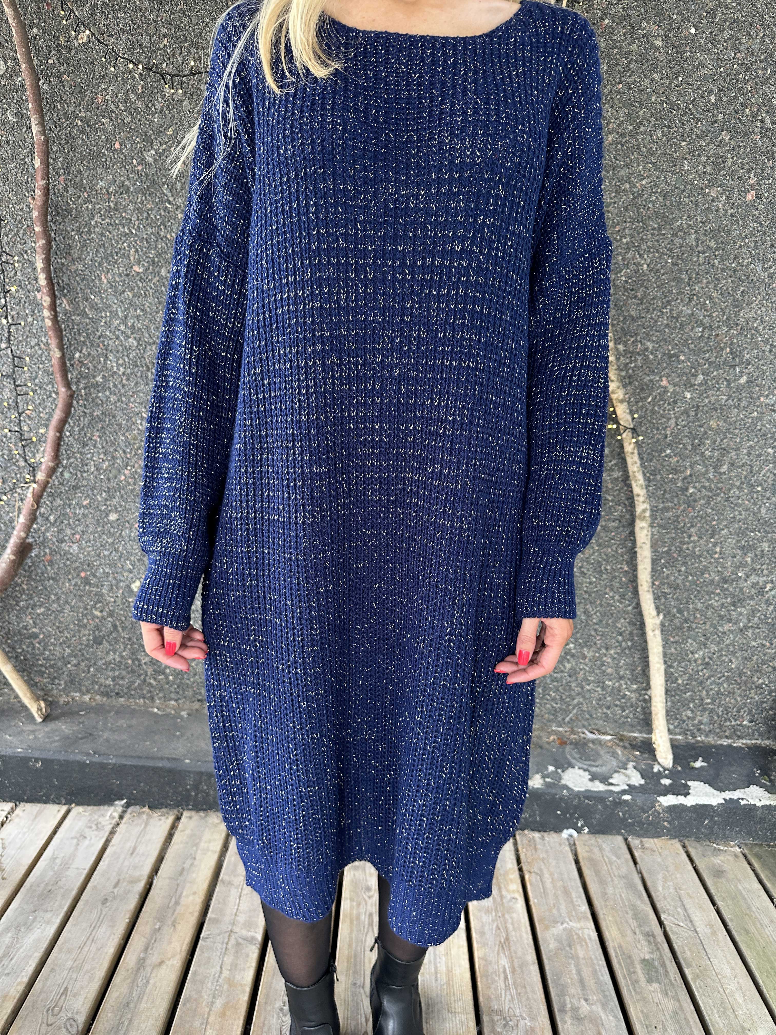 Juletta - Lång stickad klänning med tunna guldtrådar