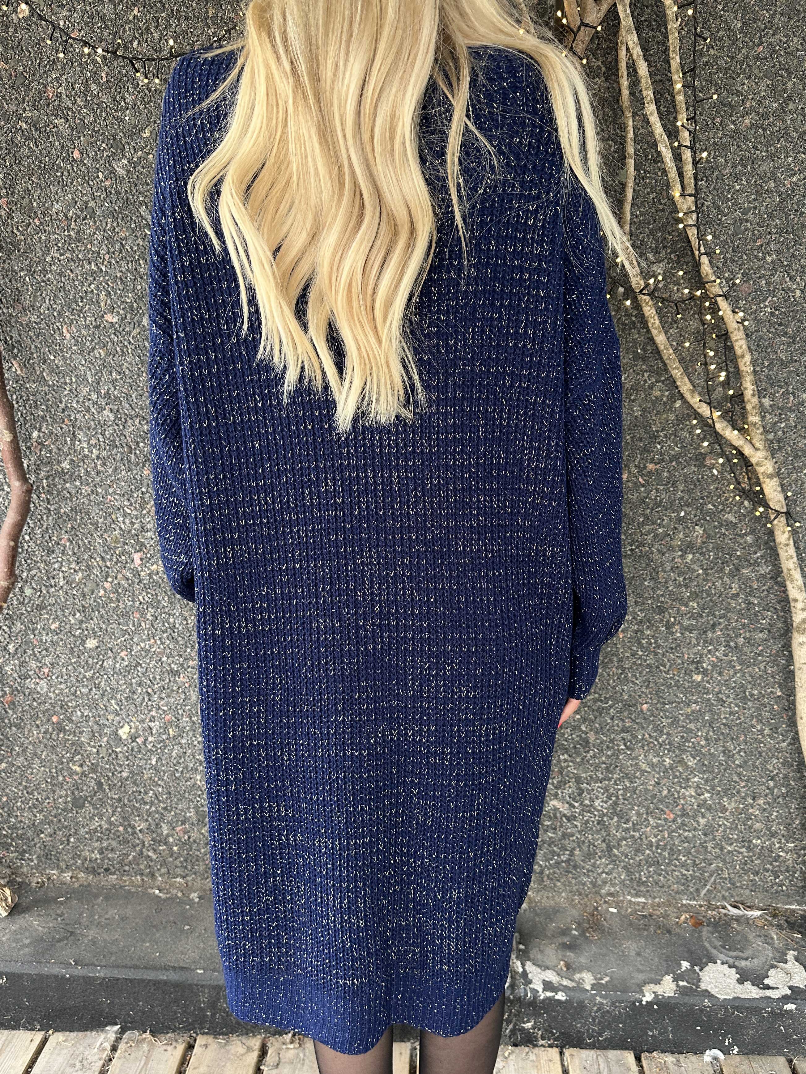 Juletta - Lång stickad klänning med tunna guldtrådar