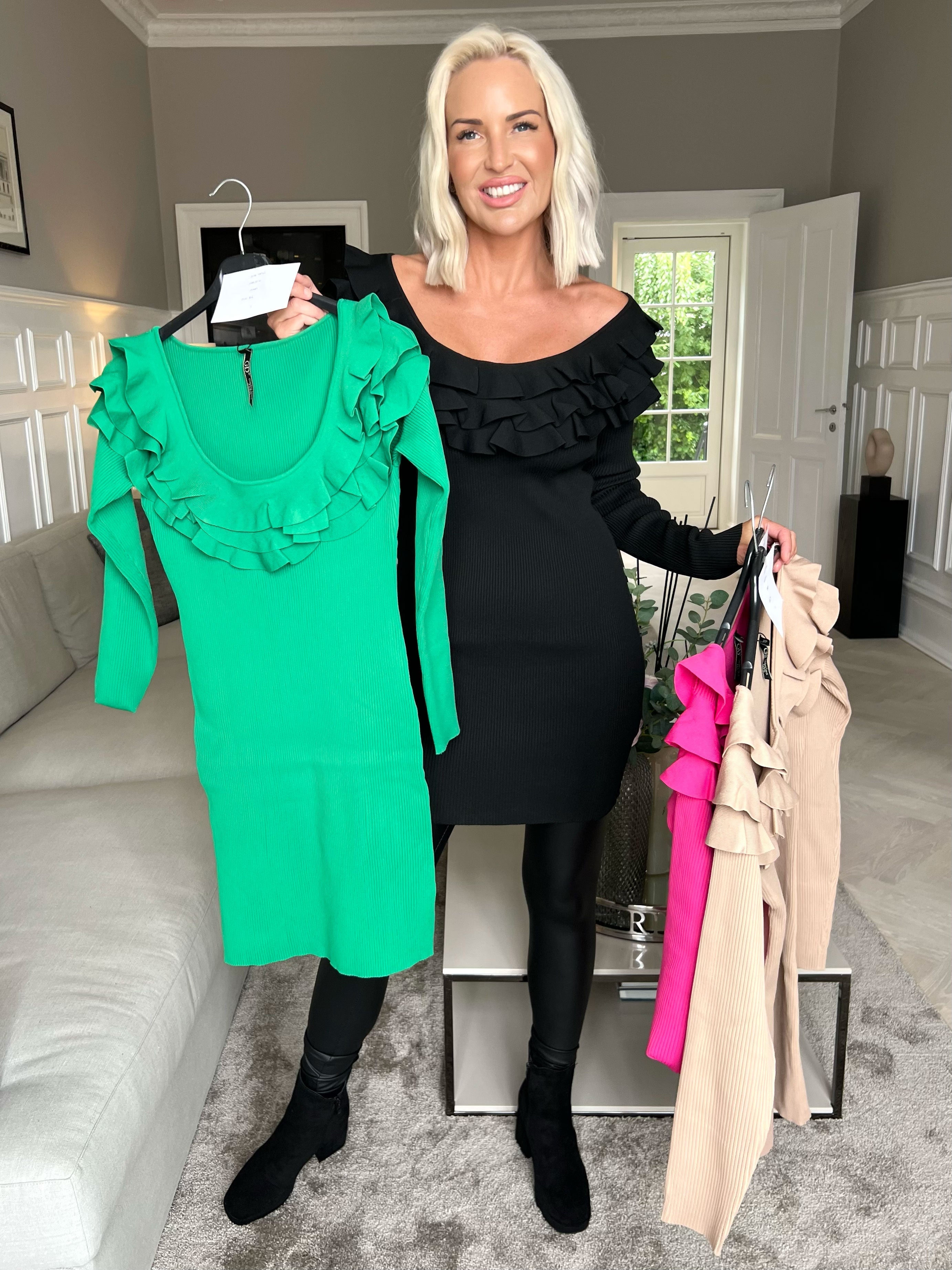 Julie - Söt åtsittande klänning med volanger i skärningen