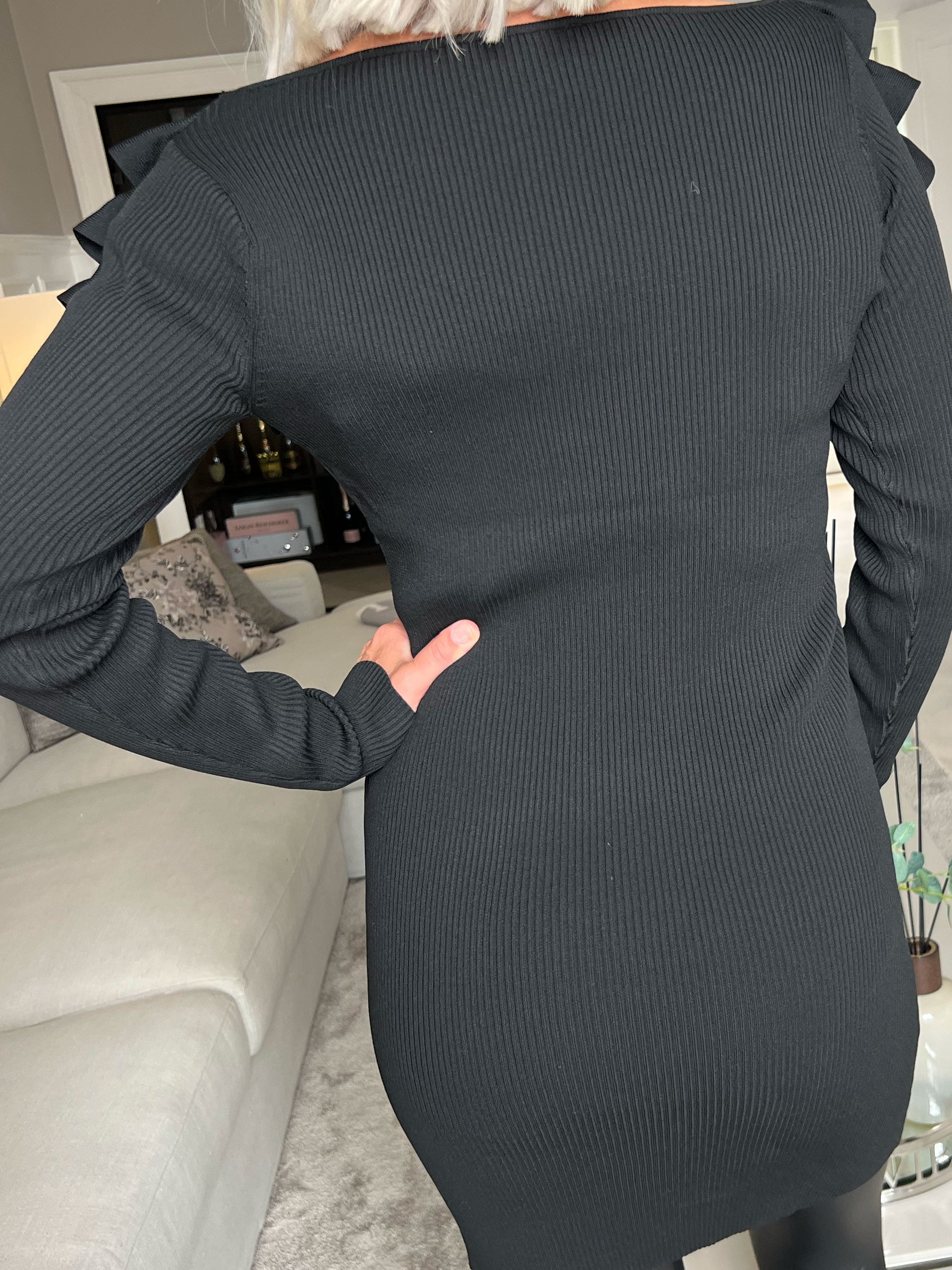 Julie - Söt åtsittande klänning med volanger i skärningen